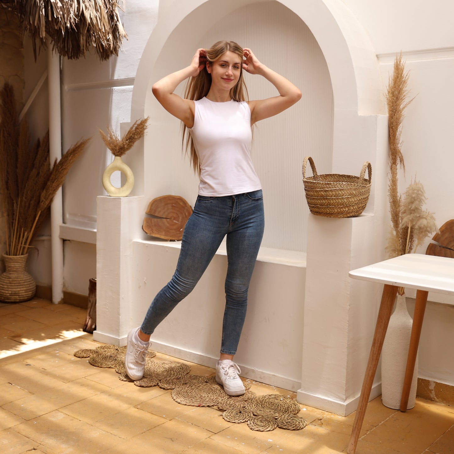 La Reine White Round Neck Sleeveless Basic