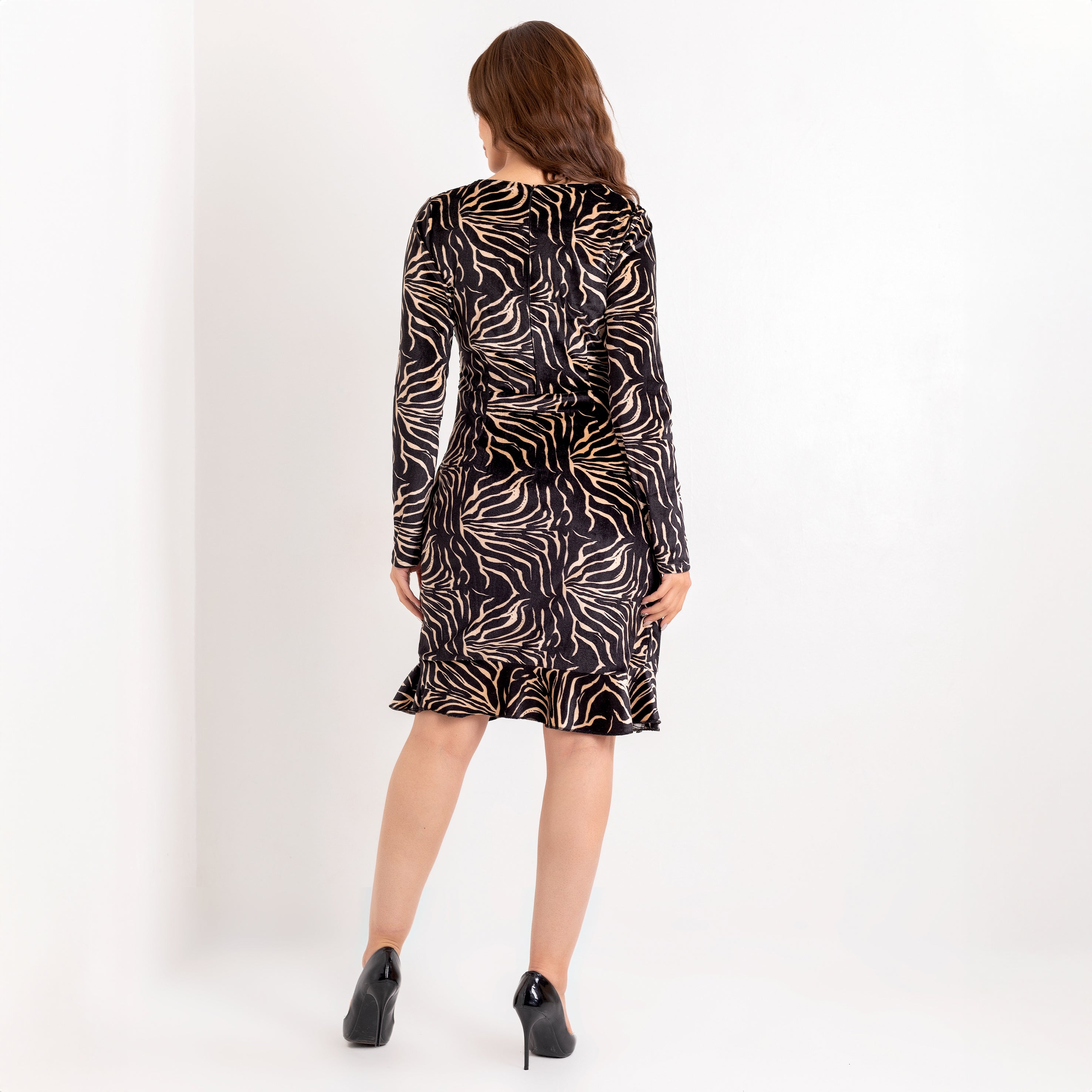 فستان قصير من المخمل المخطط بنقشة جلد الحمار الوحشي بأكمام طويلة من لا رين 