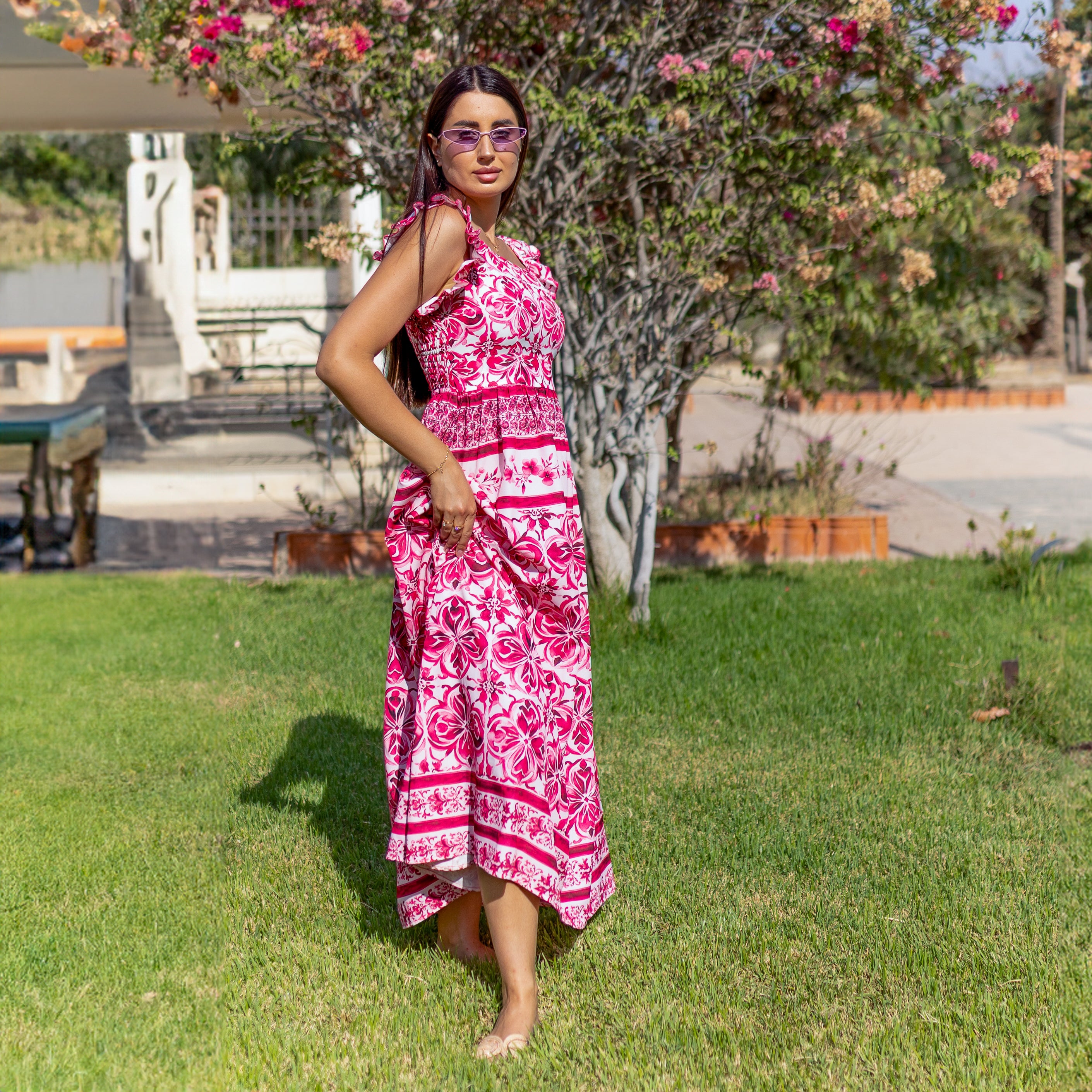 فستان طويل بكشكش مزين بالزهور من La Reine باللون الأحمر من Majolica 