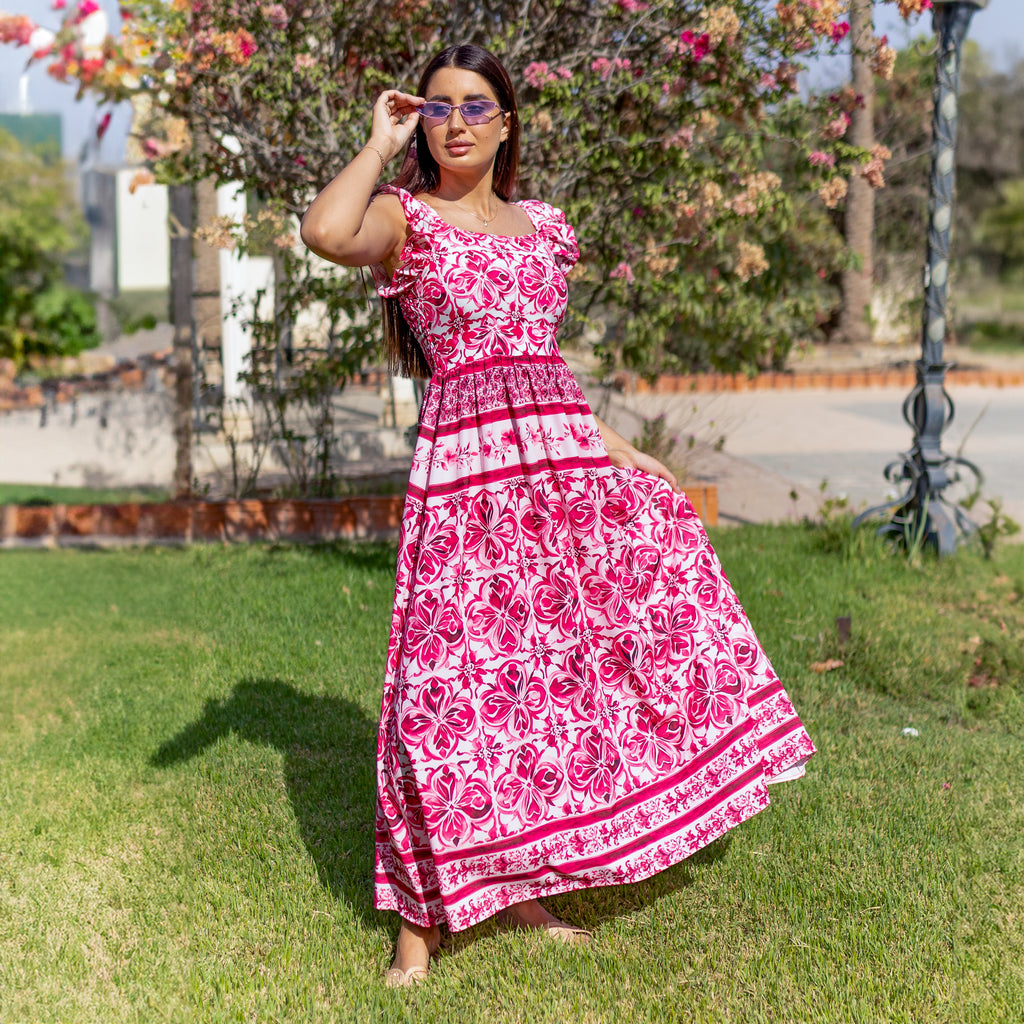 فستان طويل بكشكش مزين بالزهور من La Reine باللون الأحمر من Majolica 