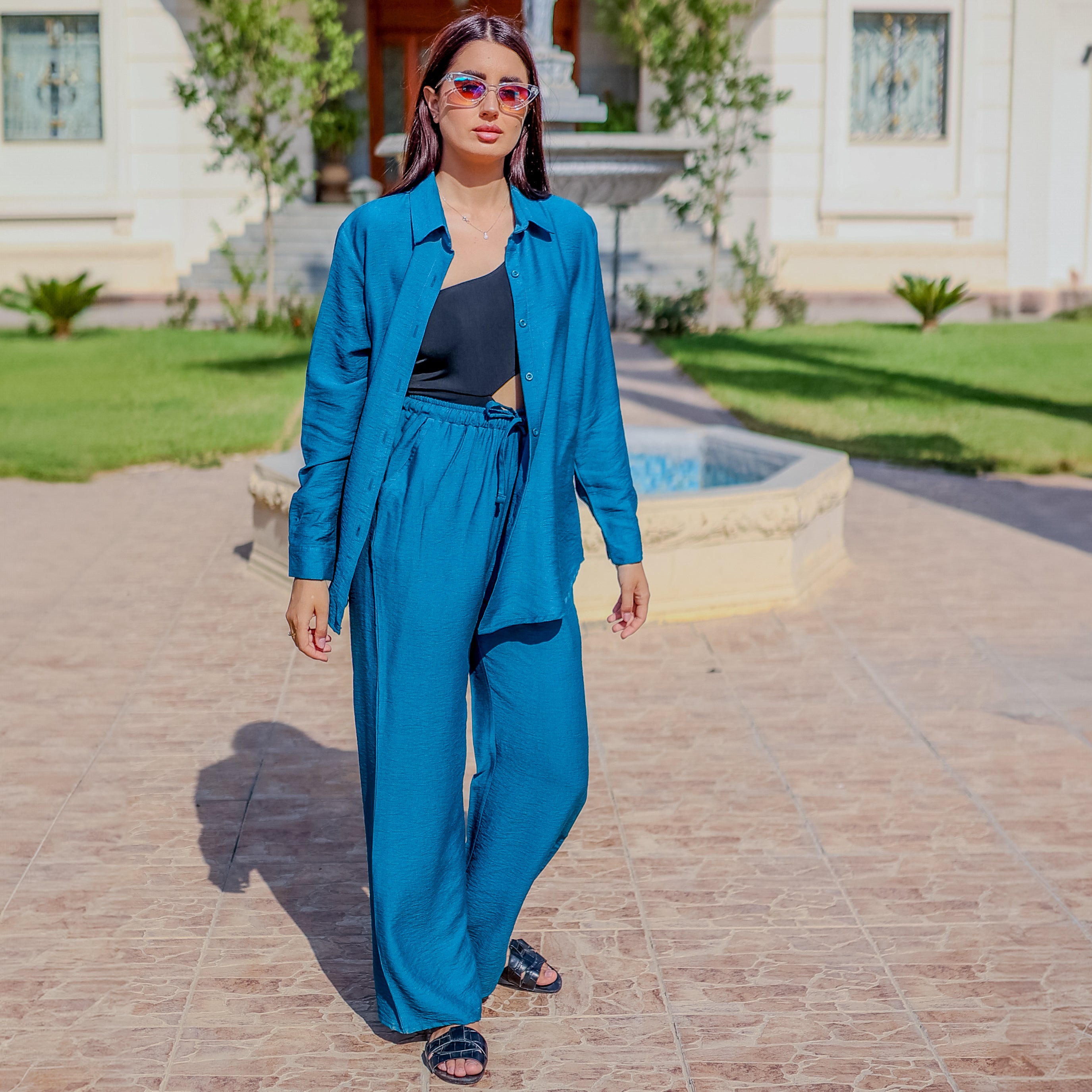 بنطلون واسع الساقين من الكتان بلون أزرق مخضر من لا رين، بخصر عالٍ ورباط 