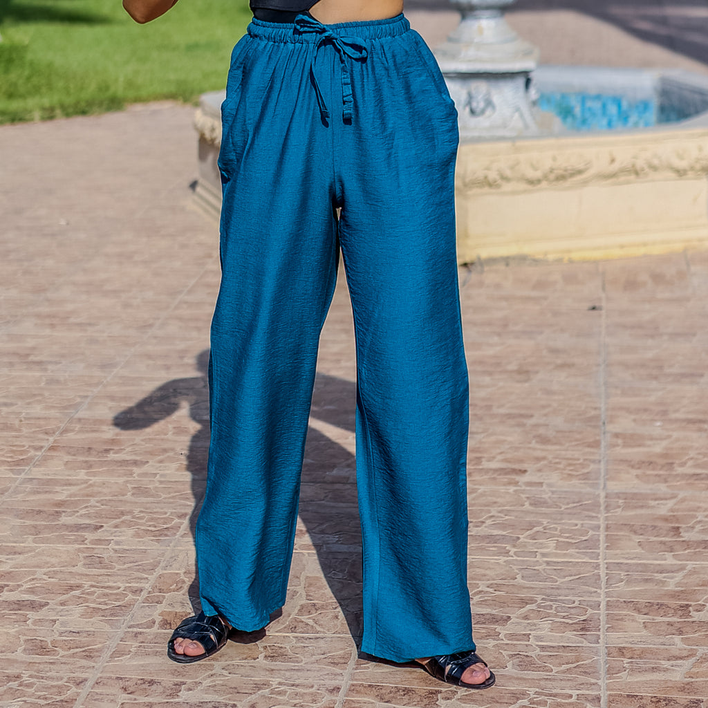 بنطلون واسع الساقين من الكتان بلون أزرق مخضر من لا رين، بخصر عالٍ ورباط 