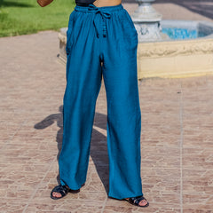 بنطلون واسع الساقين من الكتان بلون أزرق مخضر من لا رين، بخصر عالٍ ورباط 