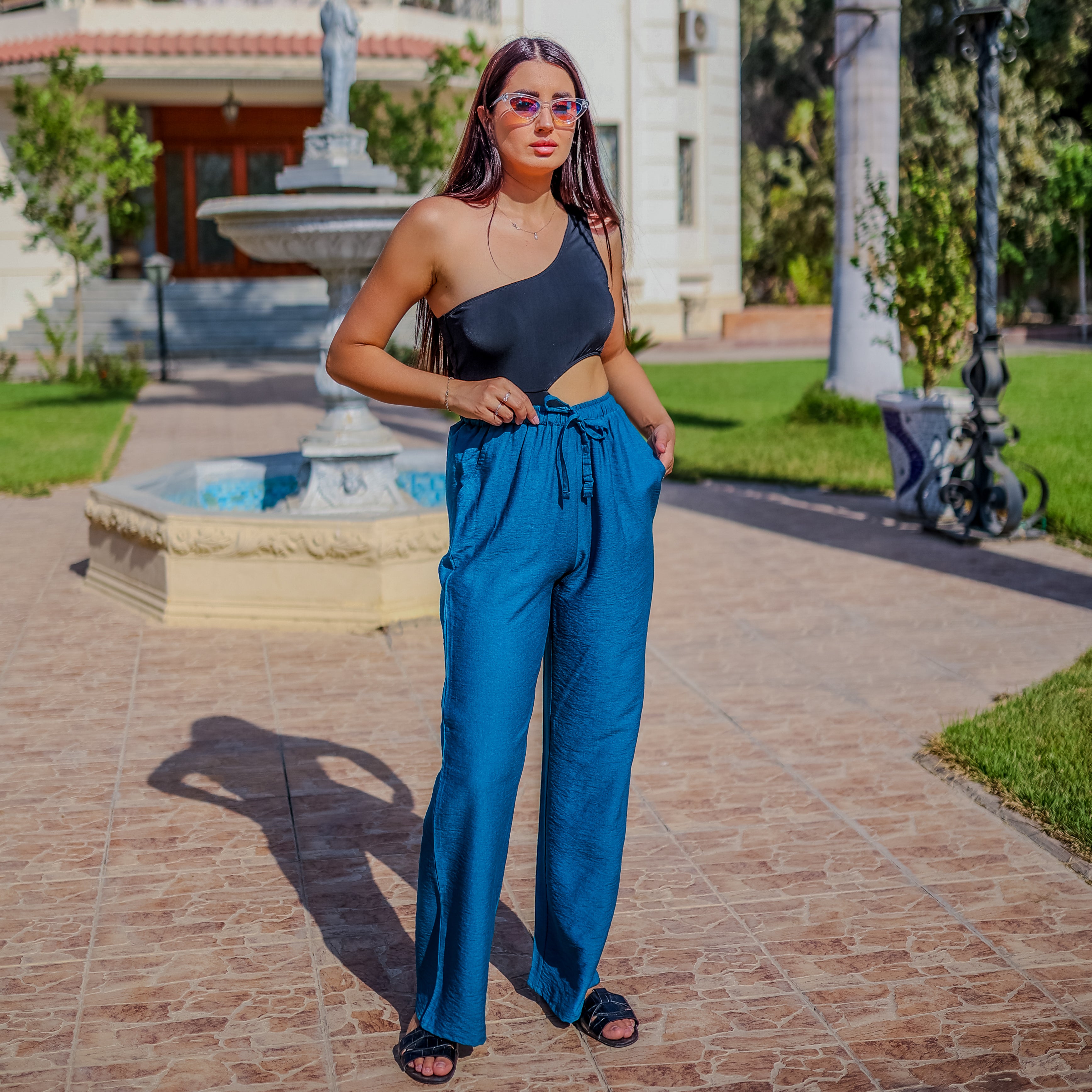 بنطلون واسع الساقين من الكتان بلون أزرق مخضر من لا رين، بخصر عالٍ ورباط 