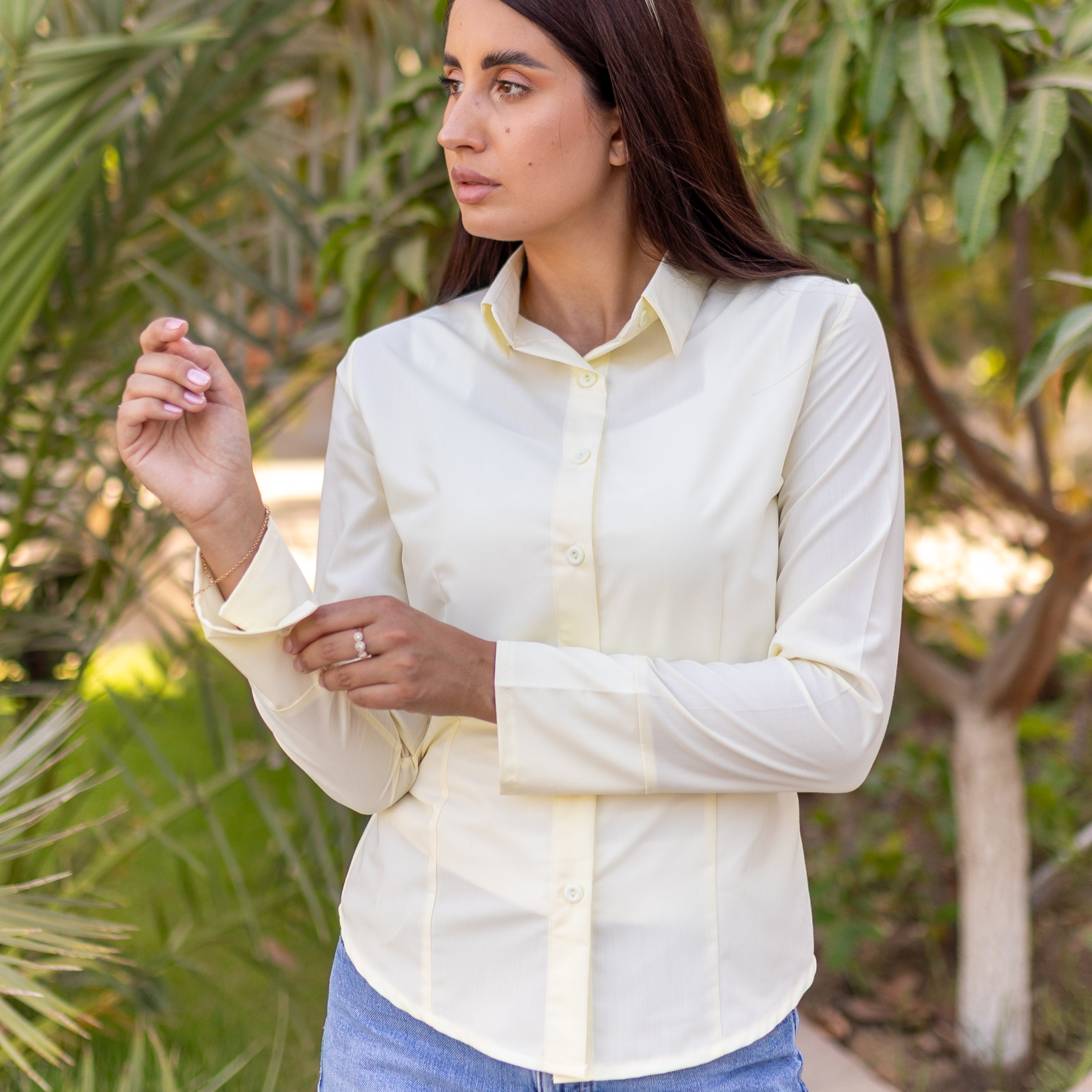 قميص لا رين الأصفر ذو القصة الضيقة والأزرار الأمامية 