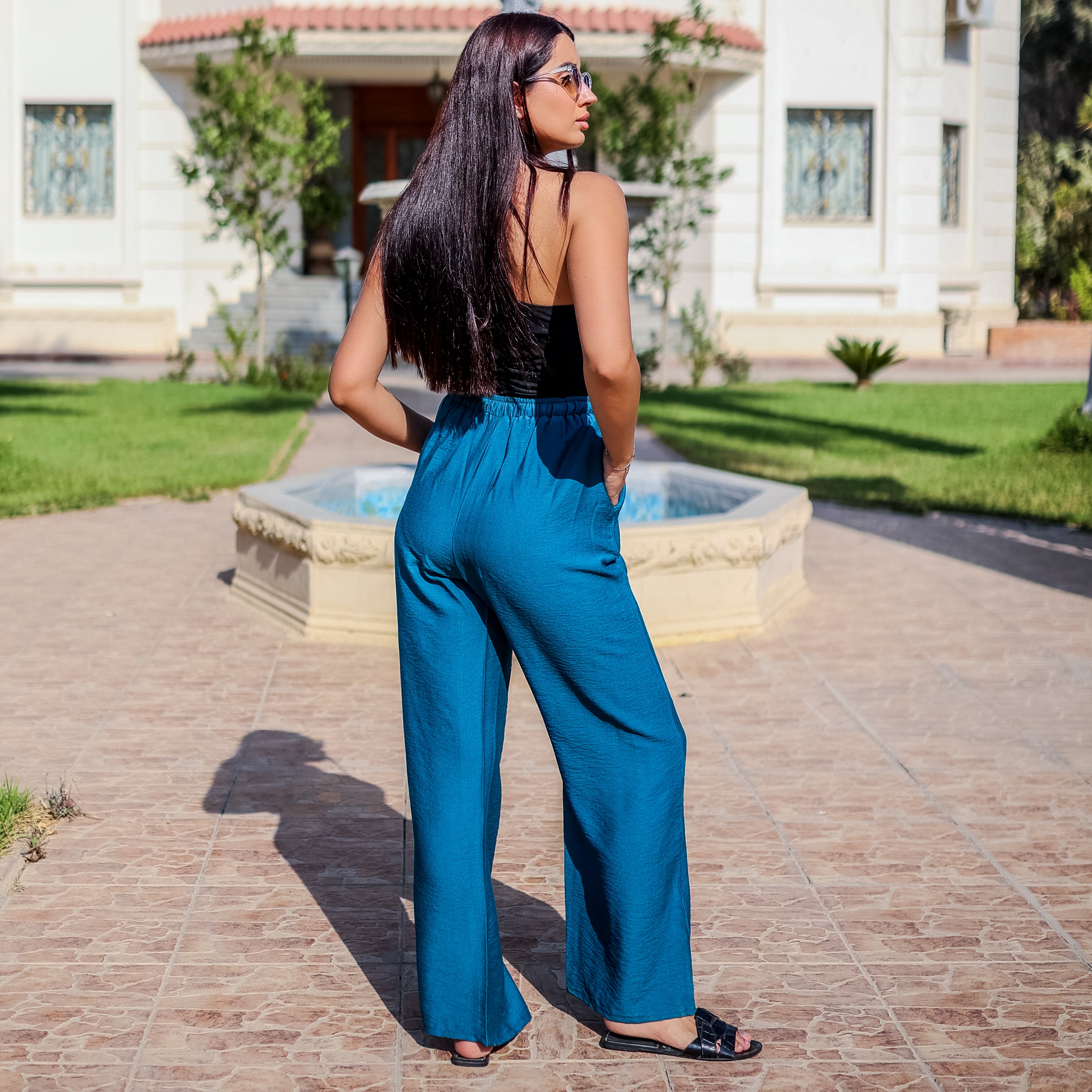 بنطلون واسع الساقين من الكتان بلون أزرق مخضر من لا رين، بخصر عالٍ ورباط 