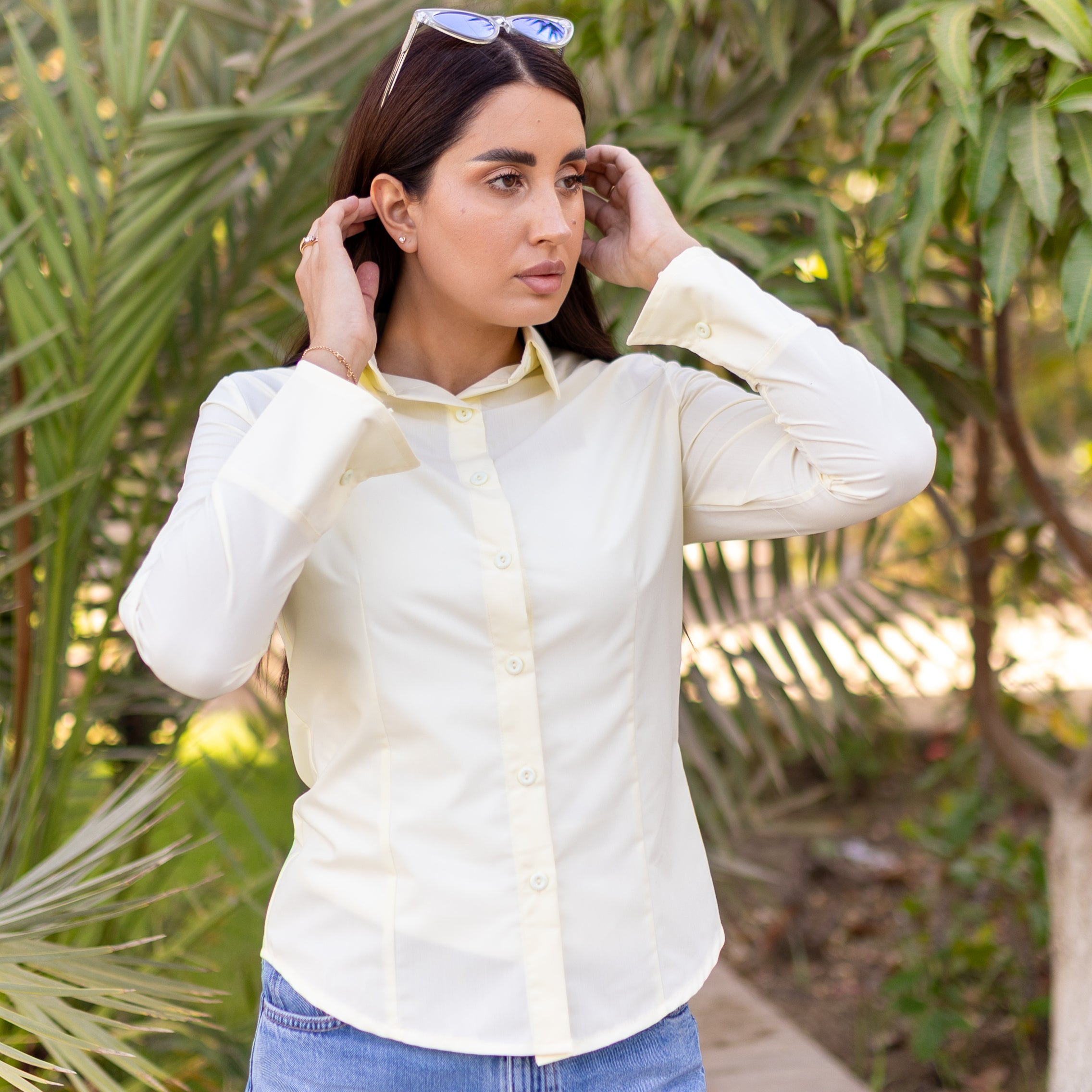 قميص لا رين الأصفر ذو القصة الضيقة والأزرار الأمامية 