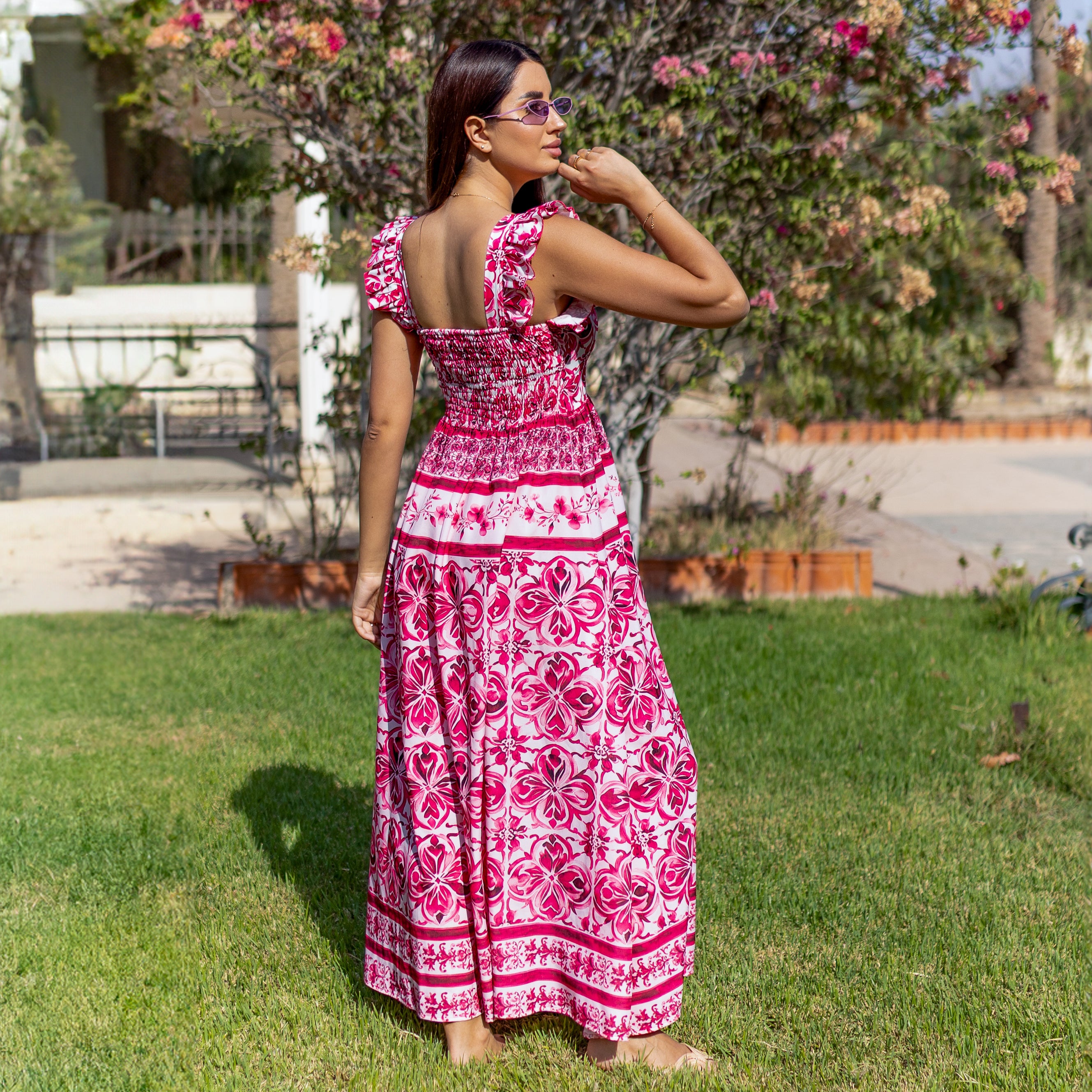 فستان طويل بكشكش مزين بالزهور من La Reine باللون الأحمر من Majolica 