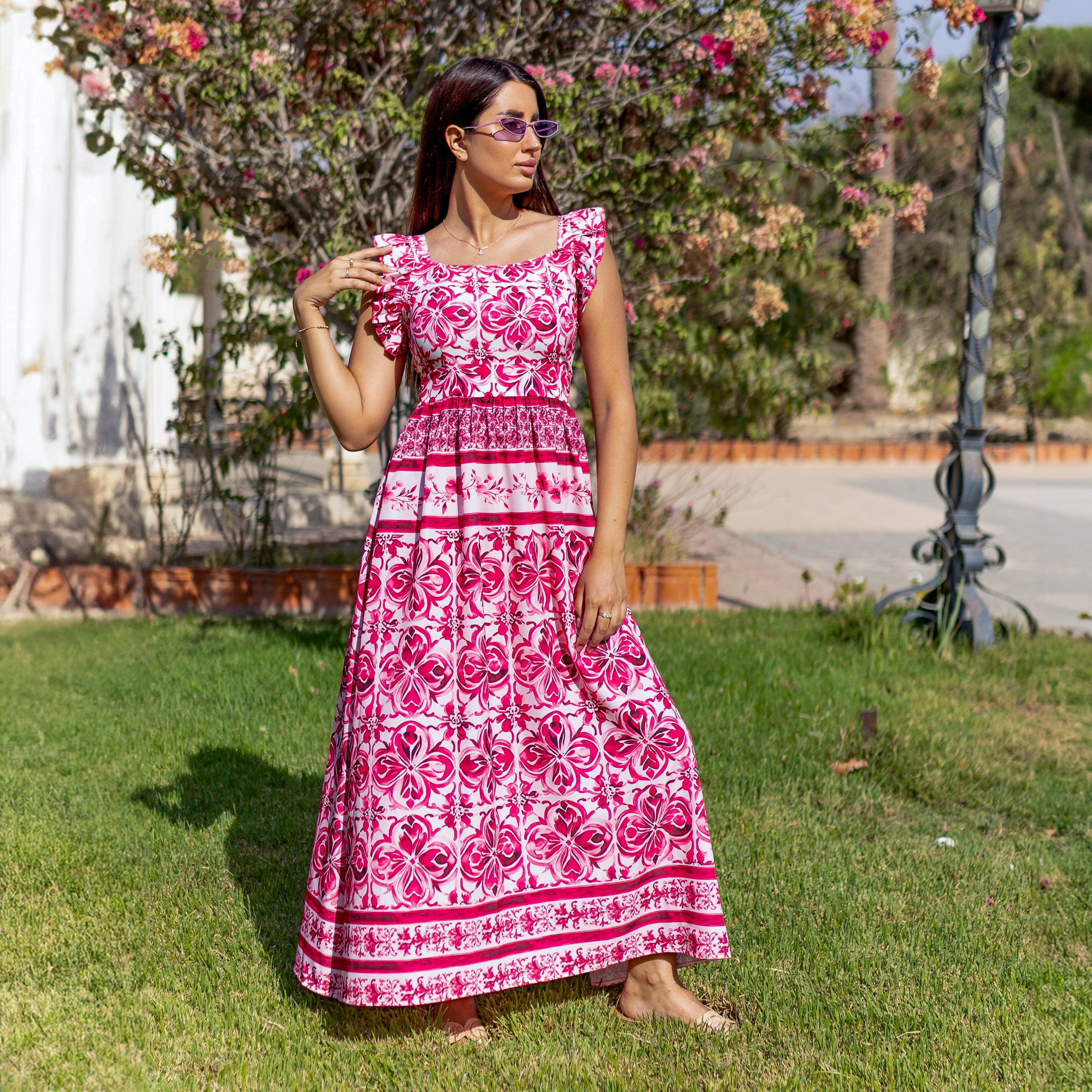 فستان طويل بكشكش مزين بالزهور من La Reine باللون الأحمر من Majolica 