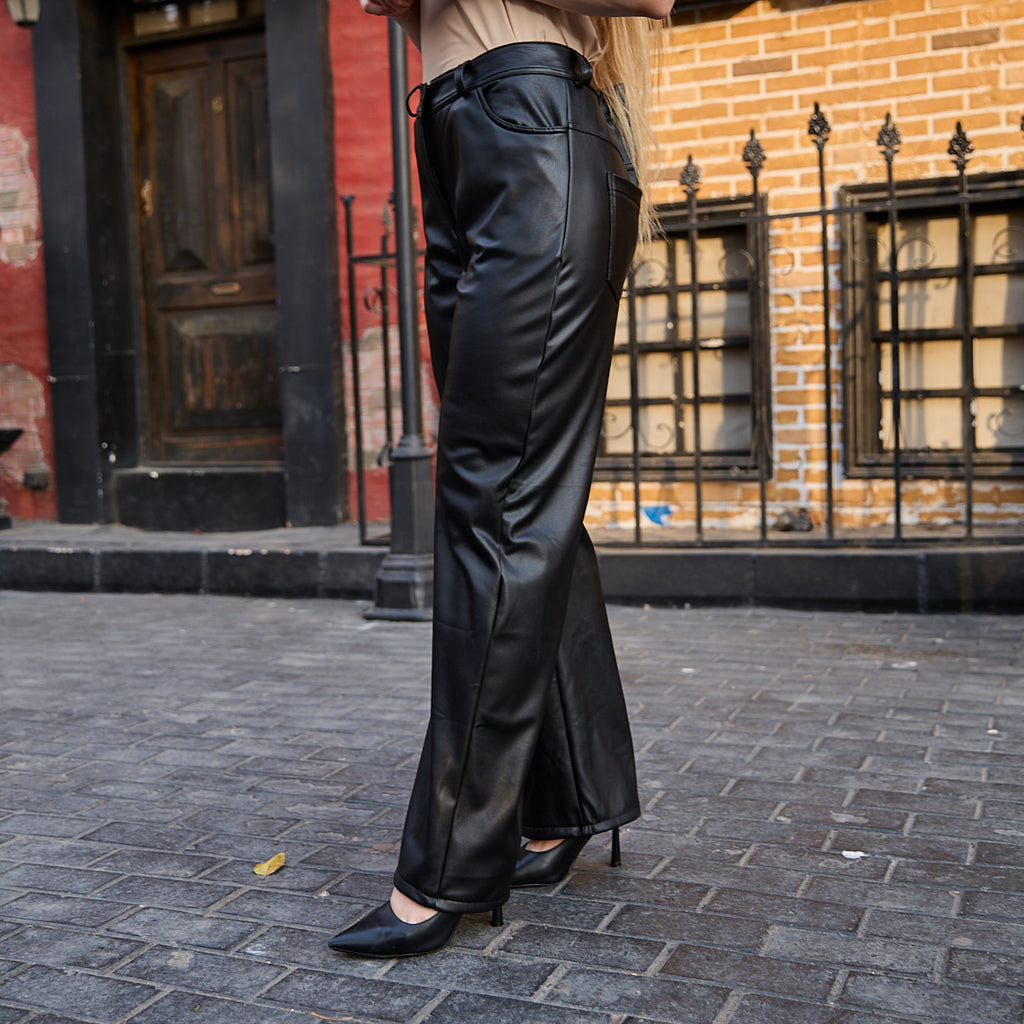 بنطلون واسع الساقين من الجلد الصناعي الأسود من لا رين 