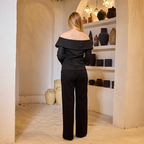 فستان أسود بأكمام طويلة مكشوف الكتفين من La Reine مع إكسسوار 