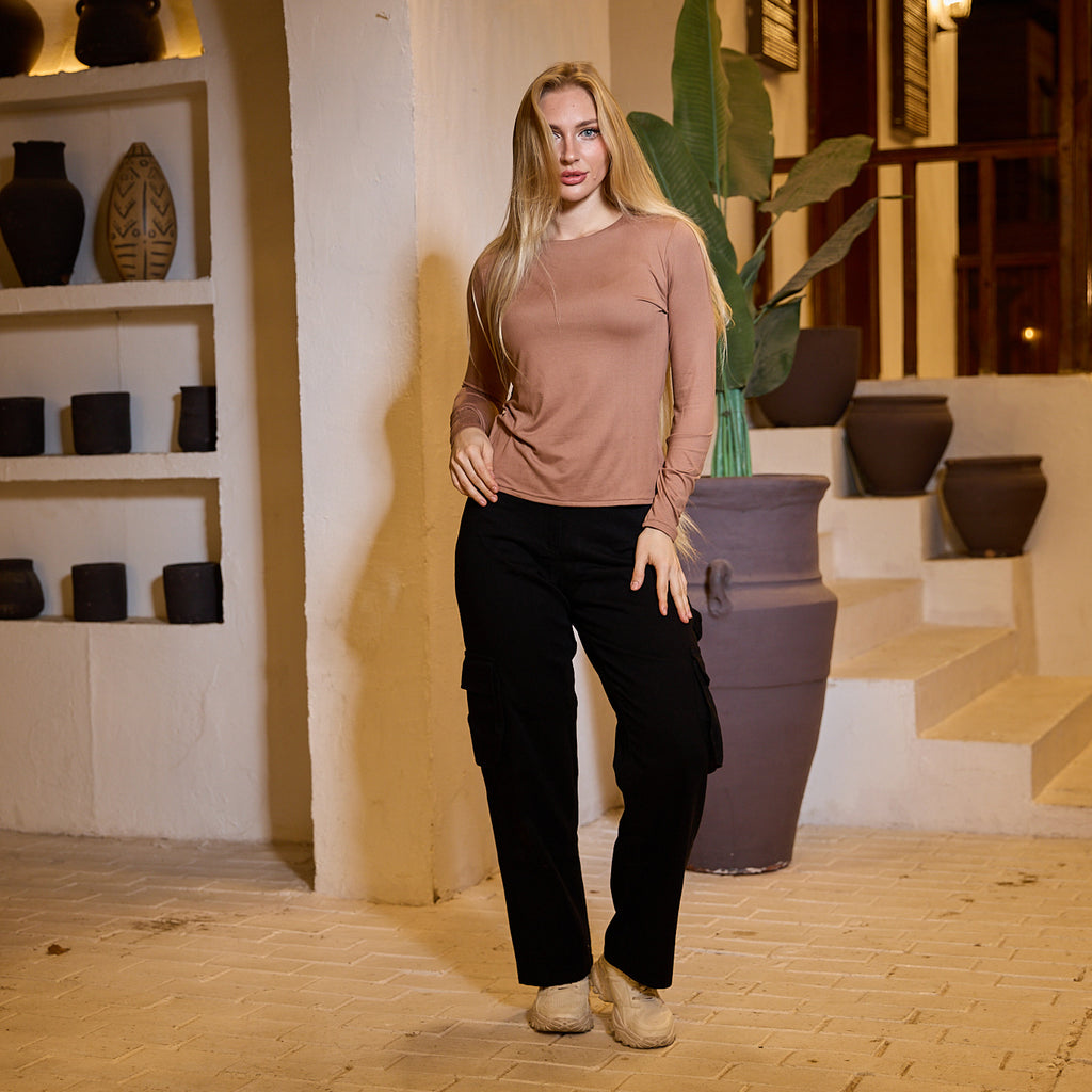 لا رين رقبة دائرية بنية أساسية بأكمام طويلة 