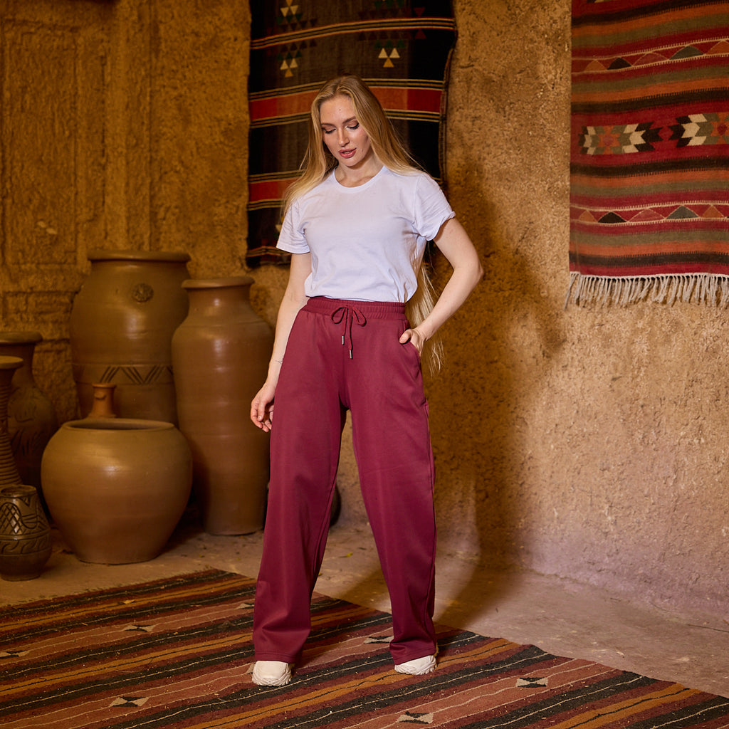 بنطال رياضي واسع الساقين بقصة مريحة من La Reine Burgundy 