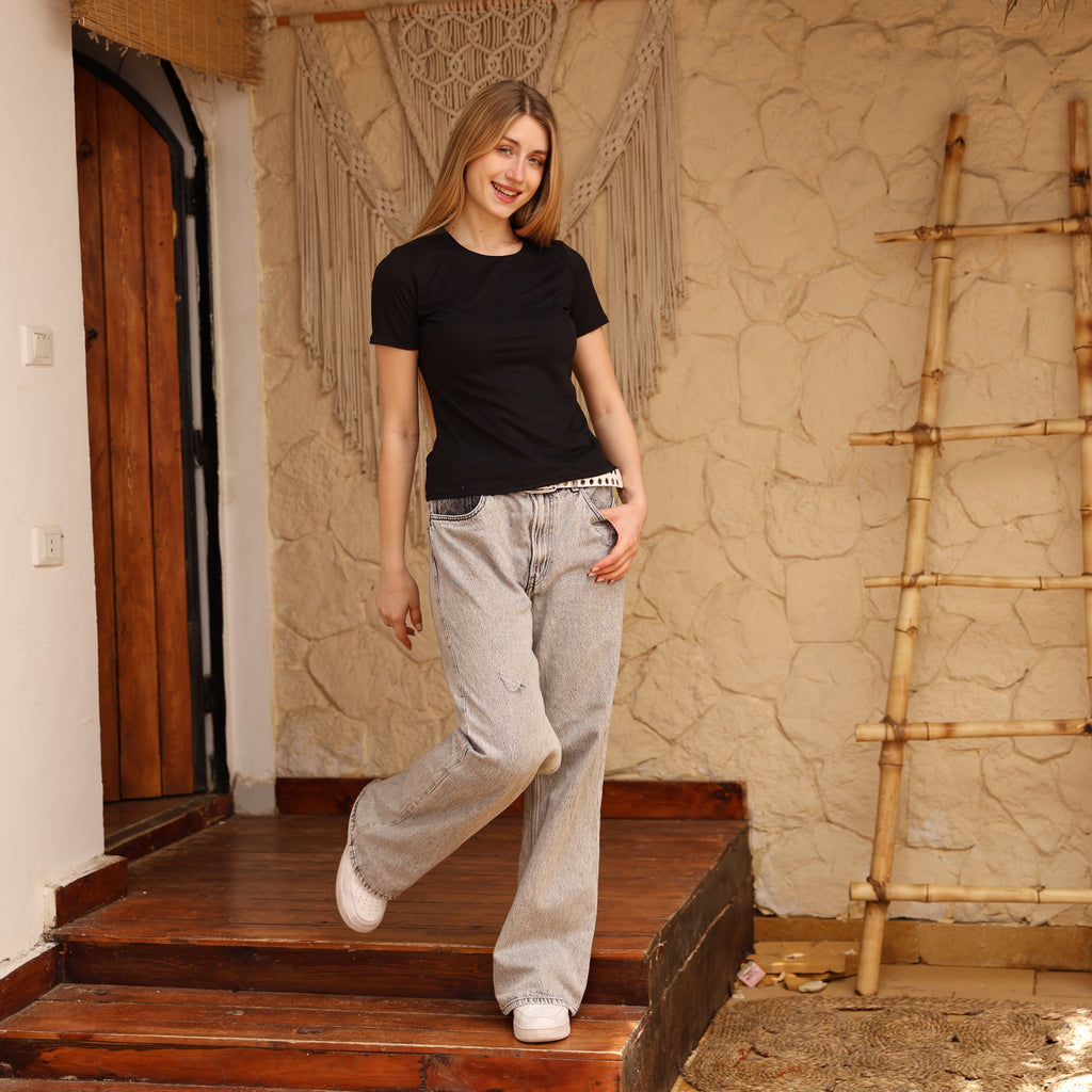 بلوزة أساسية سوداء بياقة دائرية وأكمام قصيرة من La Reine