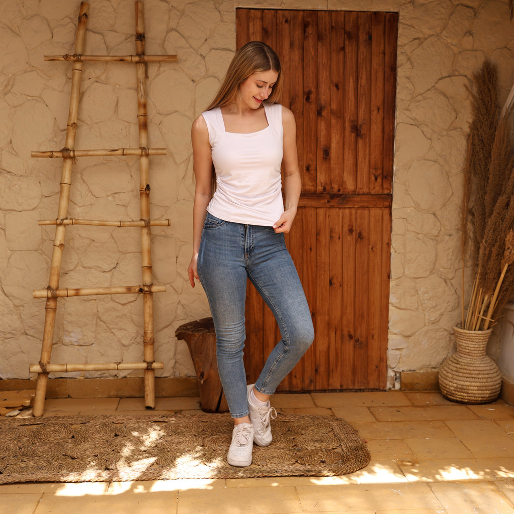 بلوزة أساسية بيضاء بدون أكمام بياقة مربعة من La Reine