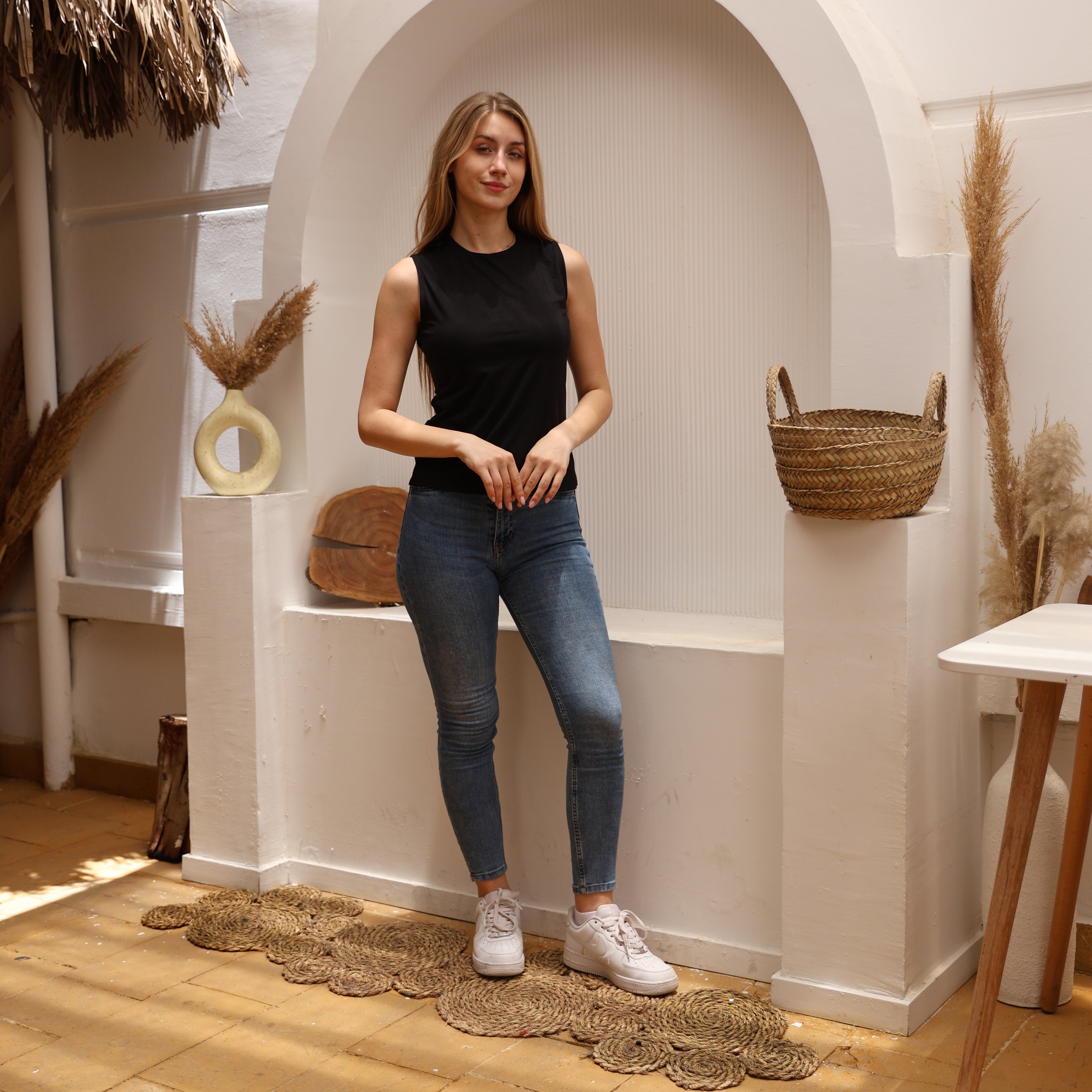 La Reine Black Round Neck Sleeveless Basic