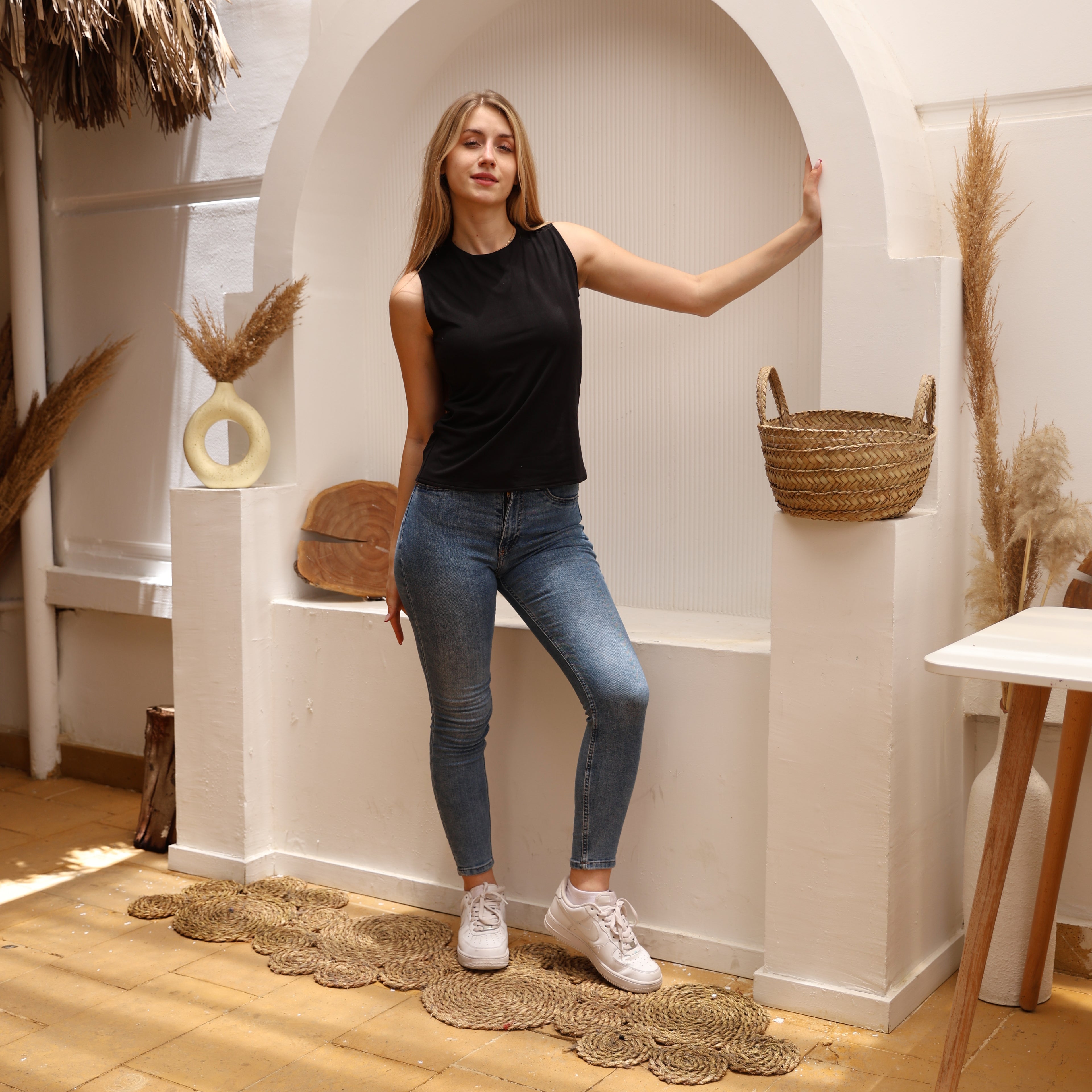 لا رين أسود بياقة دائرية بدون أكمام أساسية