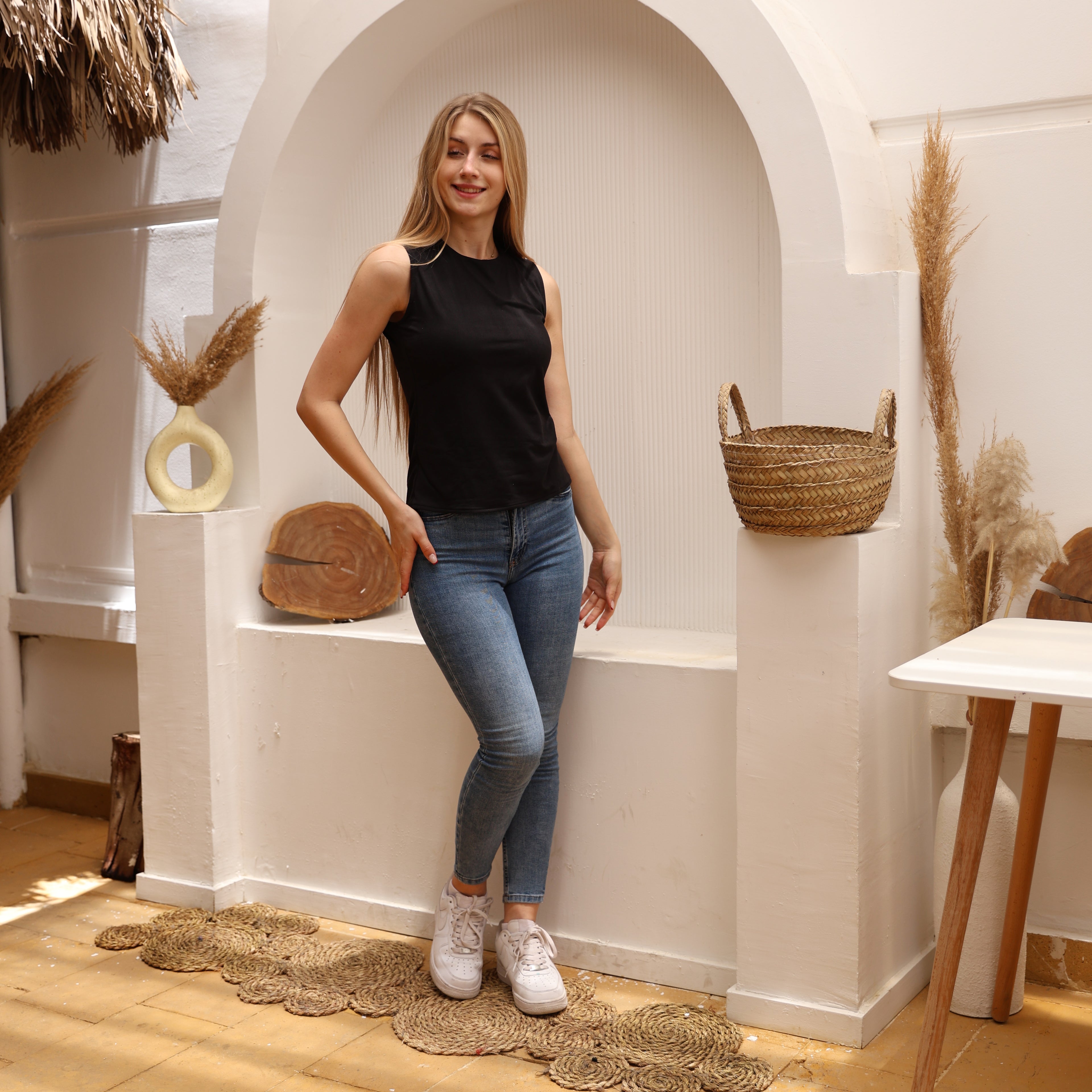 La Reine Black Round Neck Sleeveless Basic