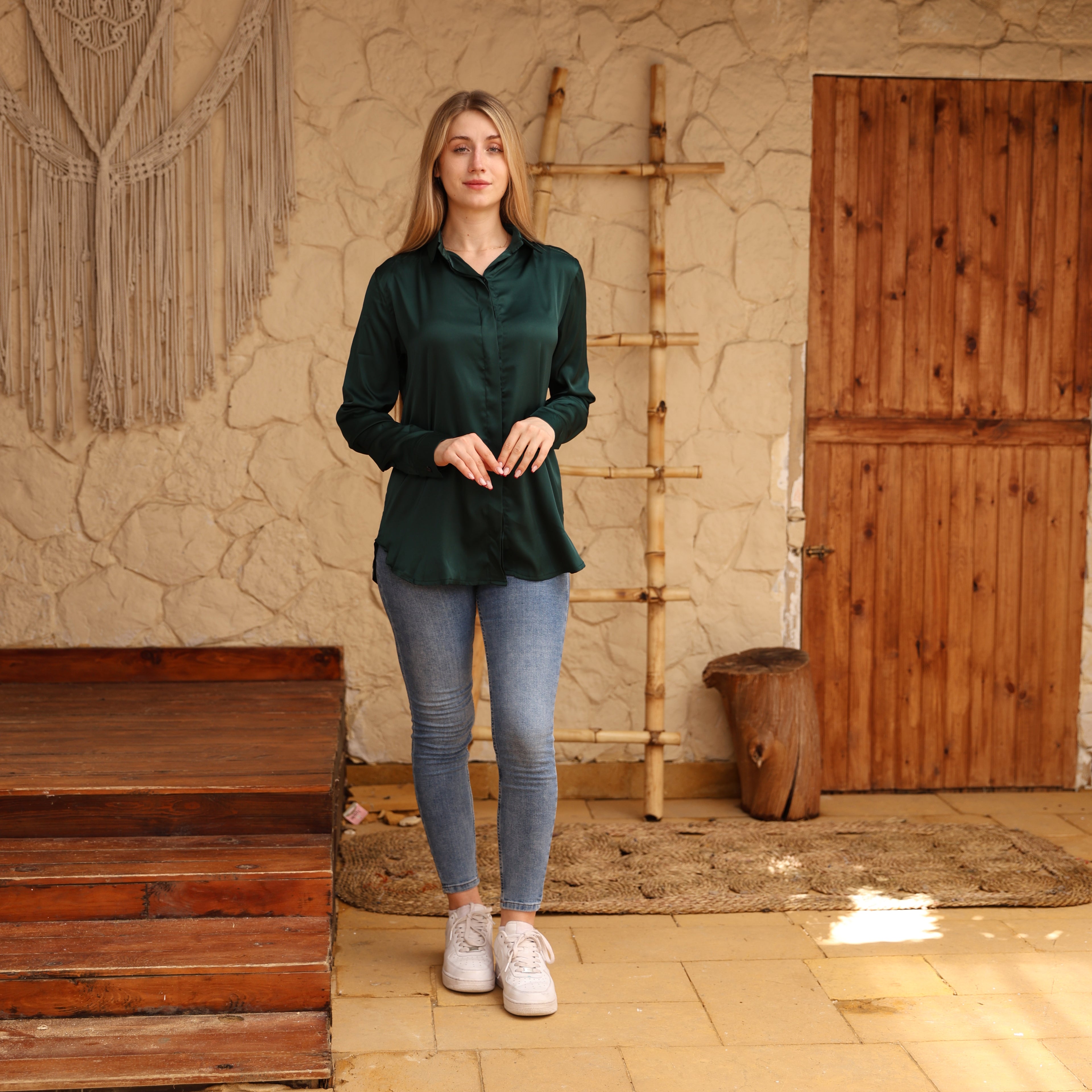 قميص La Reine الأنيق من الساتان الزيتوني