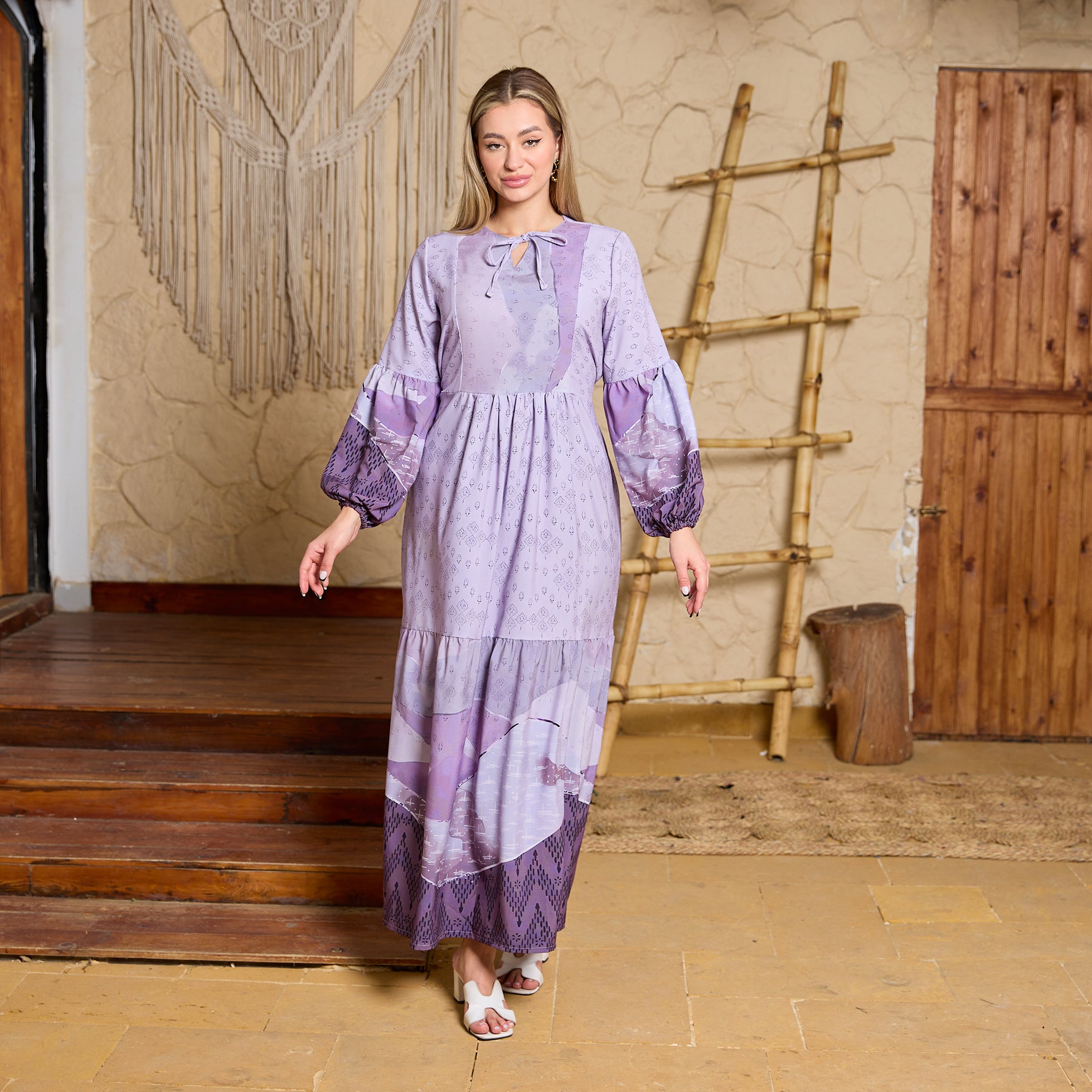 فستان ماكسي من La Reine Lavander بتصميم بوهيمي مزين بالزهور، بأكمام منفوخة وياقة مزينة بشراشيب 