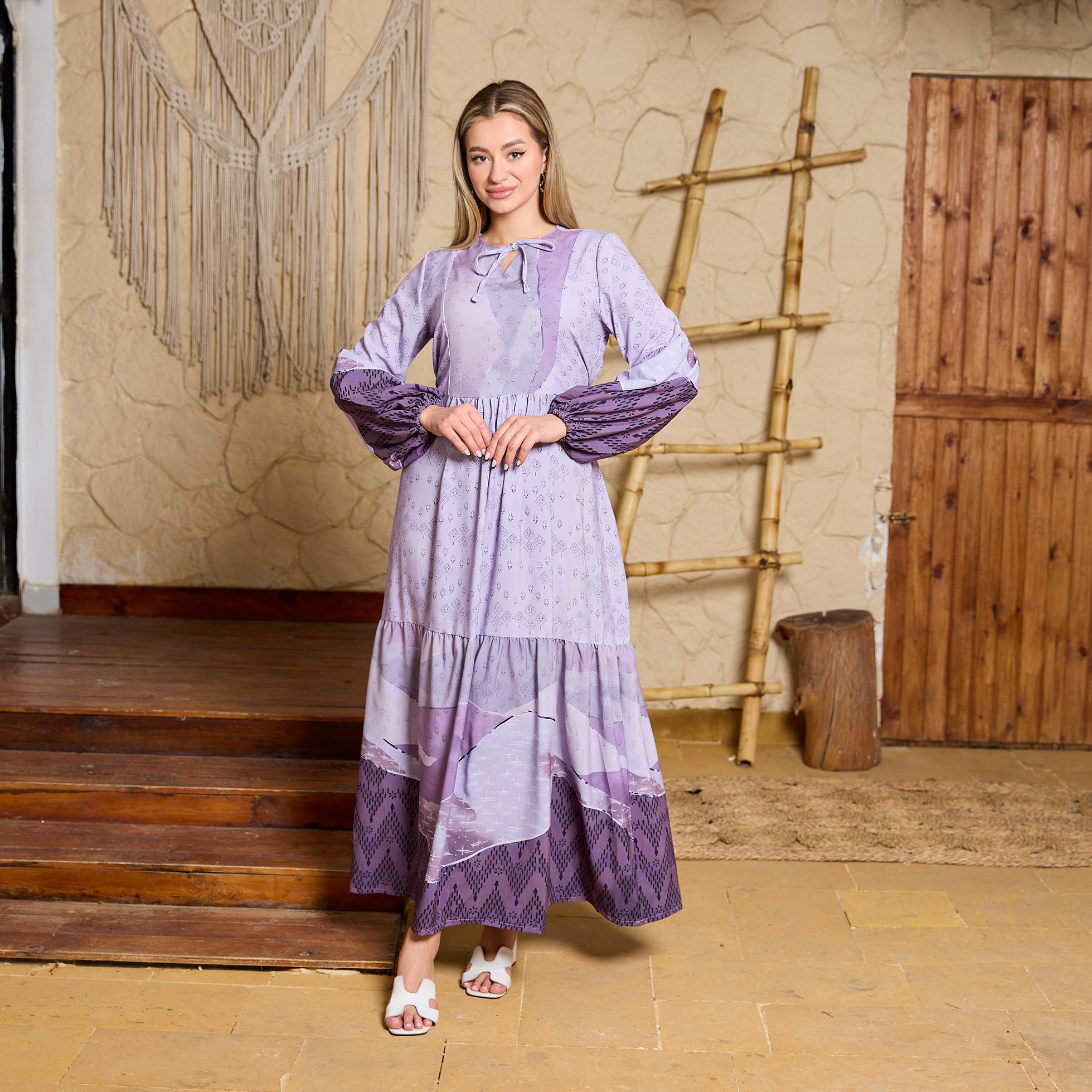 فستان ماكسي من La Reine Lavander بتصميم بوهيمي مزين بالزهور، بأكمام منفوخة وياقة مزينة بشراشيب 