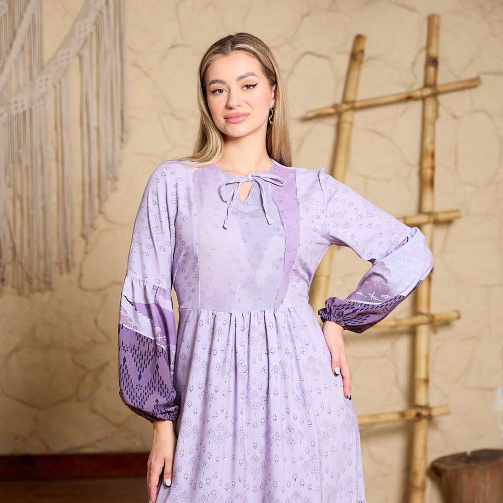 فستان ماكسي من La Reine Lavander بتصميم بوهيمي مزين بالزهور، بأكمام منفوخة وياقة مزينة بشراشيب 