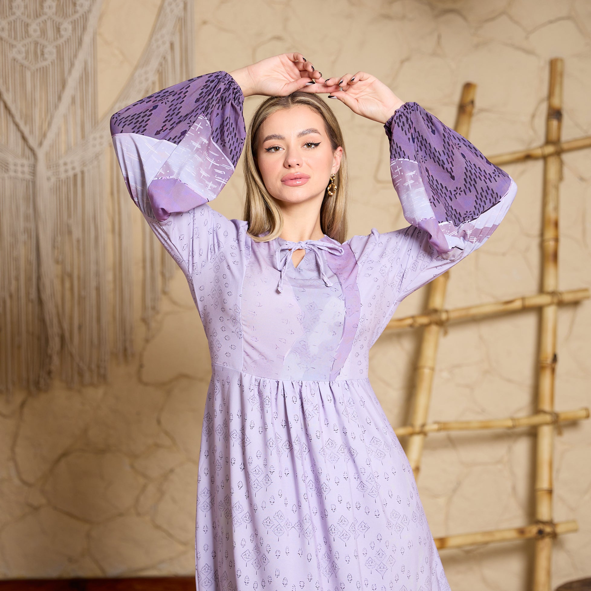 فستان ماكسي من La Reine Lavander بتصميم بوهيمي مزين بالزهور، بأكمام منفوخة وياقة مزينة بشراشيب 