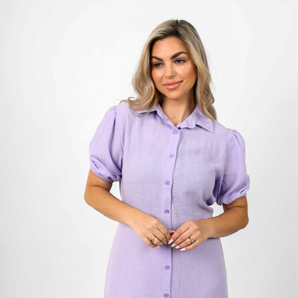 فستان قصير الأكمام منتفخ بحافة مكشكشة من La Reine Lila مع حزام 