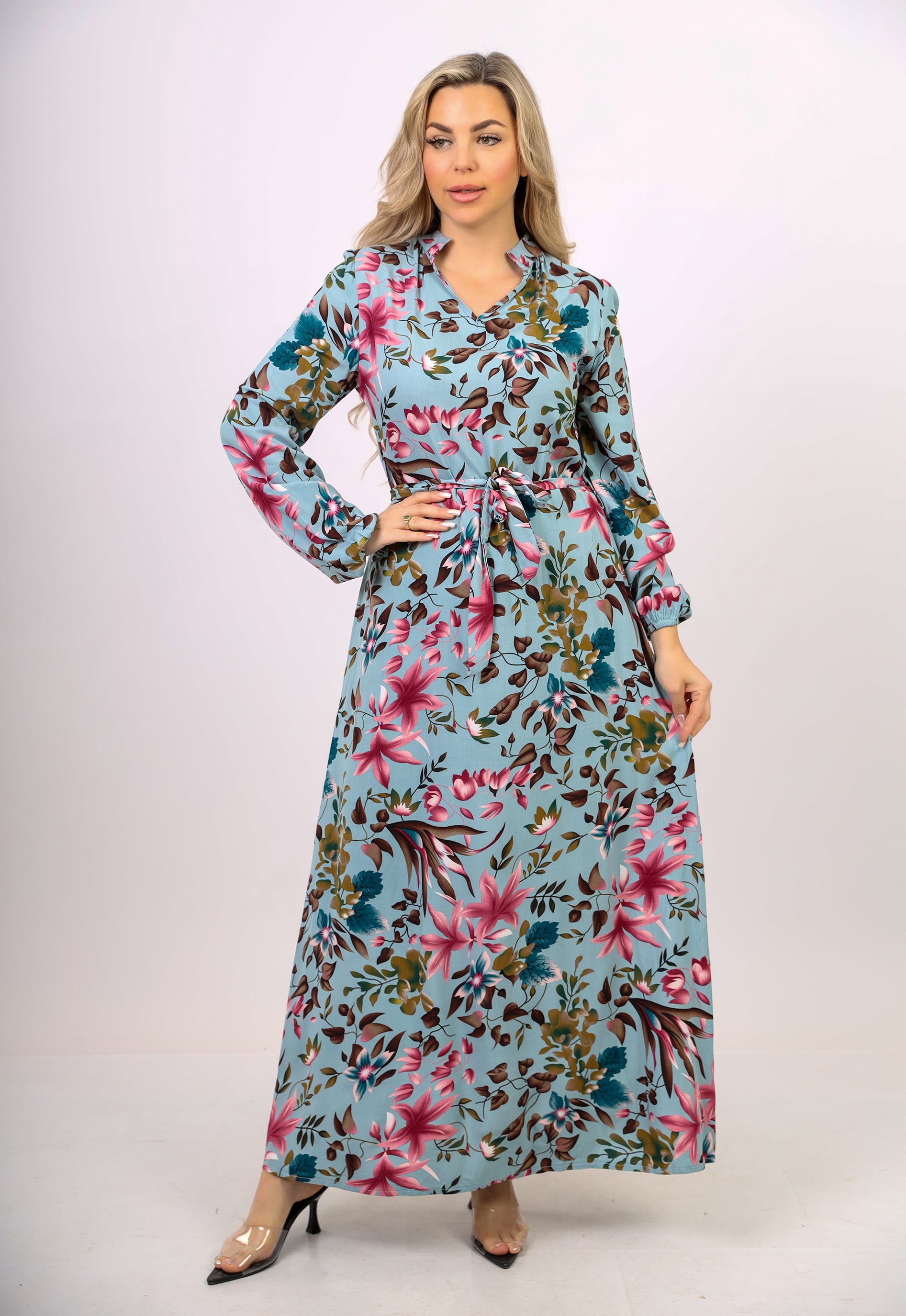 فستان طويل بأزرار أمامية وأكمام فانوس من La Reine