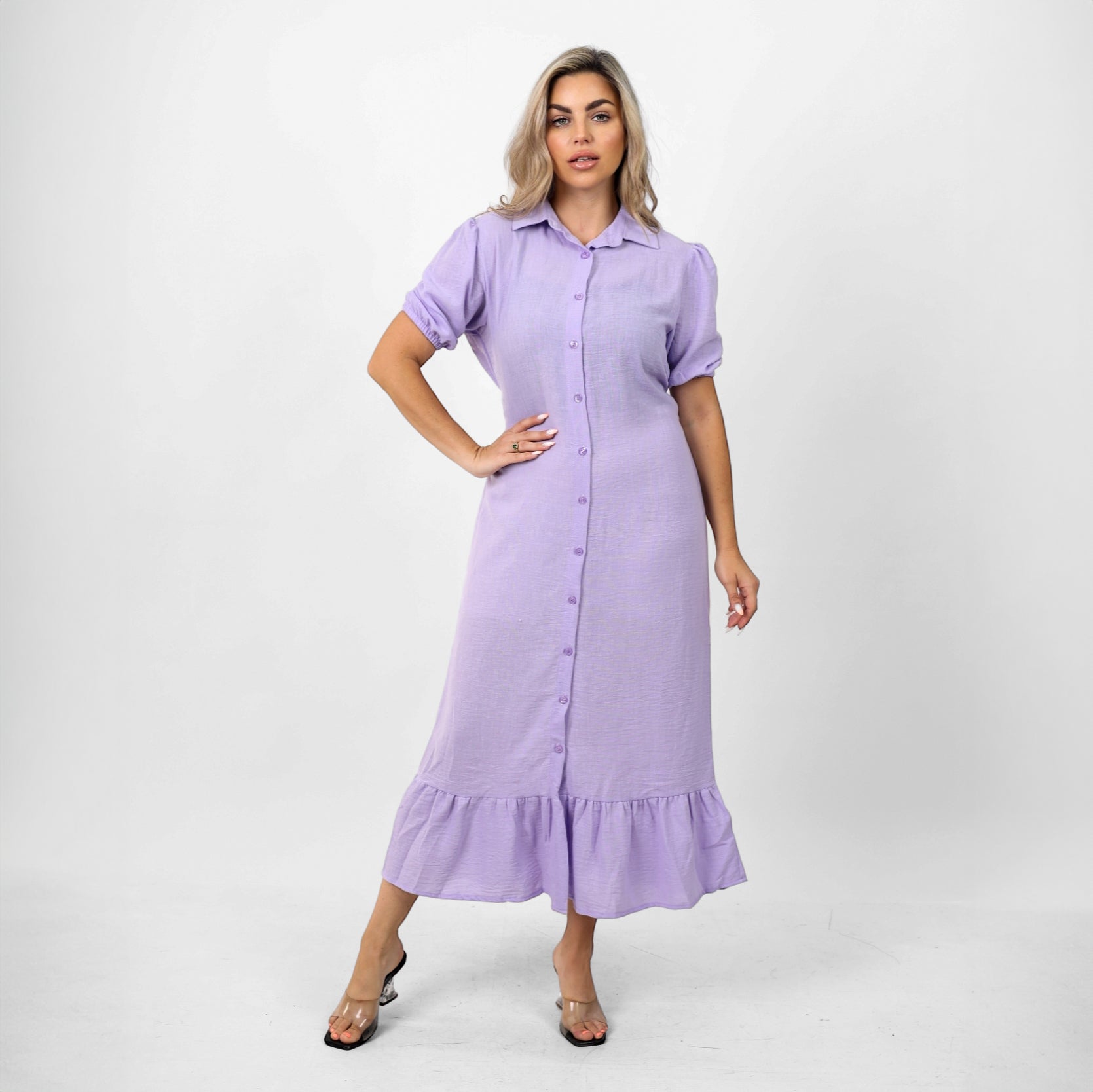 فستان قصير الأكمام منتفخ بحافة مكشكشة من La Reine Lila مع حزام 