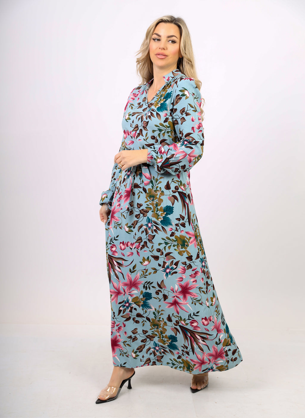 فستان طويل بأزرار أمامية وأكمام فانوس من La Reine