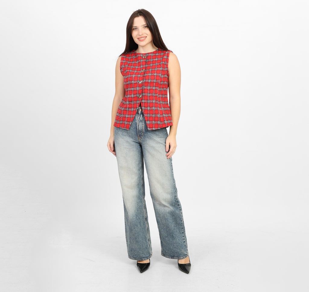 بلوزة لا رين حمراء ضيقة بدون أكمام بنقشة مربعات مع أزرار أمامية 