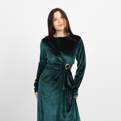 La Reine Green Elegant Velvet Dress with Waist Cinching Gold Buckle Detail