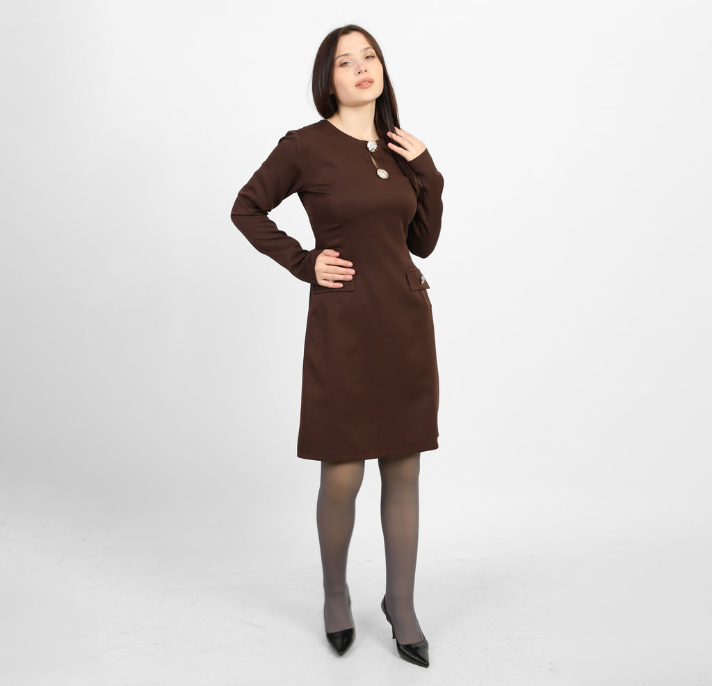 فستان قصير أنيق بأكمام طويلة من لا رين براون مزين بدبابيس 