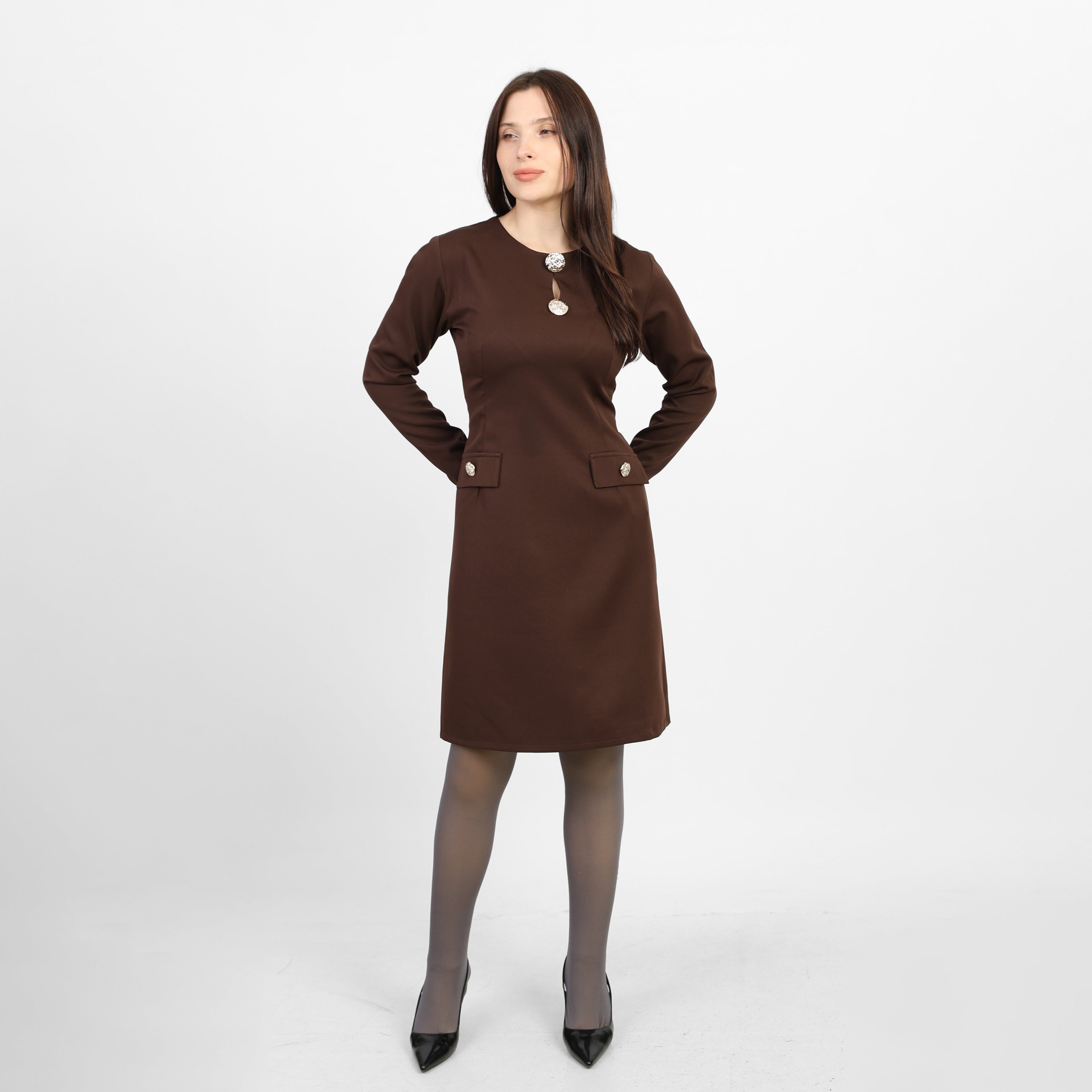 فستان قصير أنيق بأكمام طويلة من لا رين براون مزين بدبابيس 