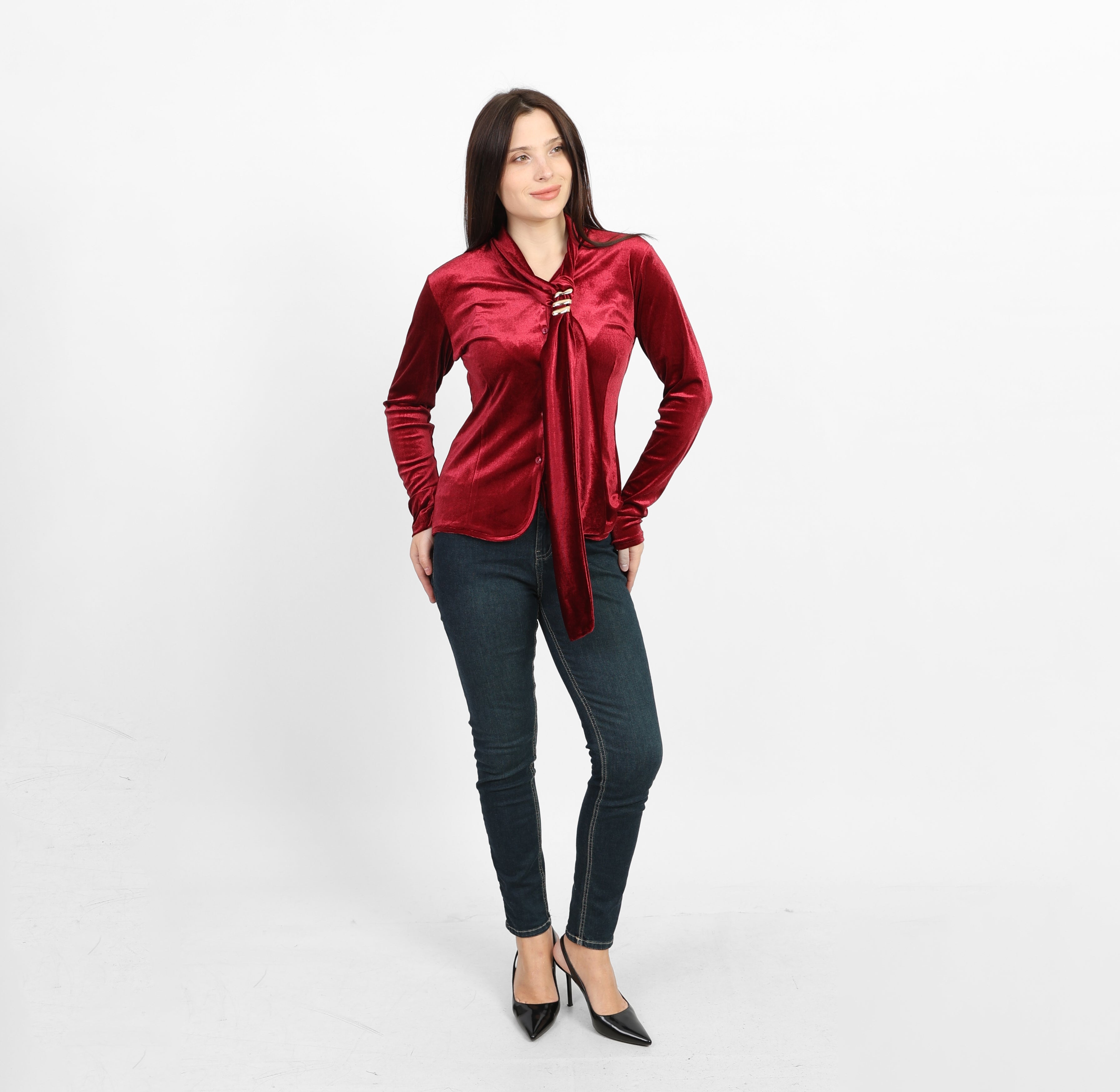 بلوزة لا رين بورغندي ذات تصميم مكشكش من الأمام وربطة عنق 