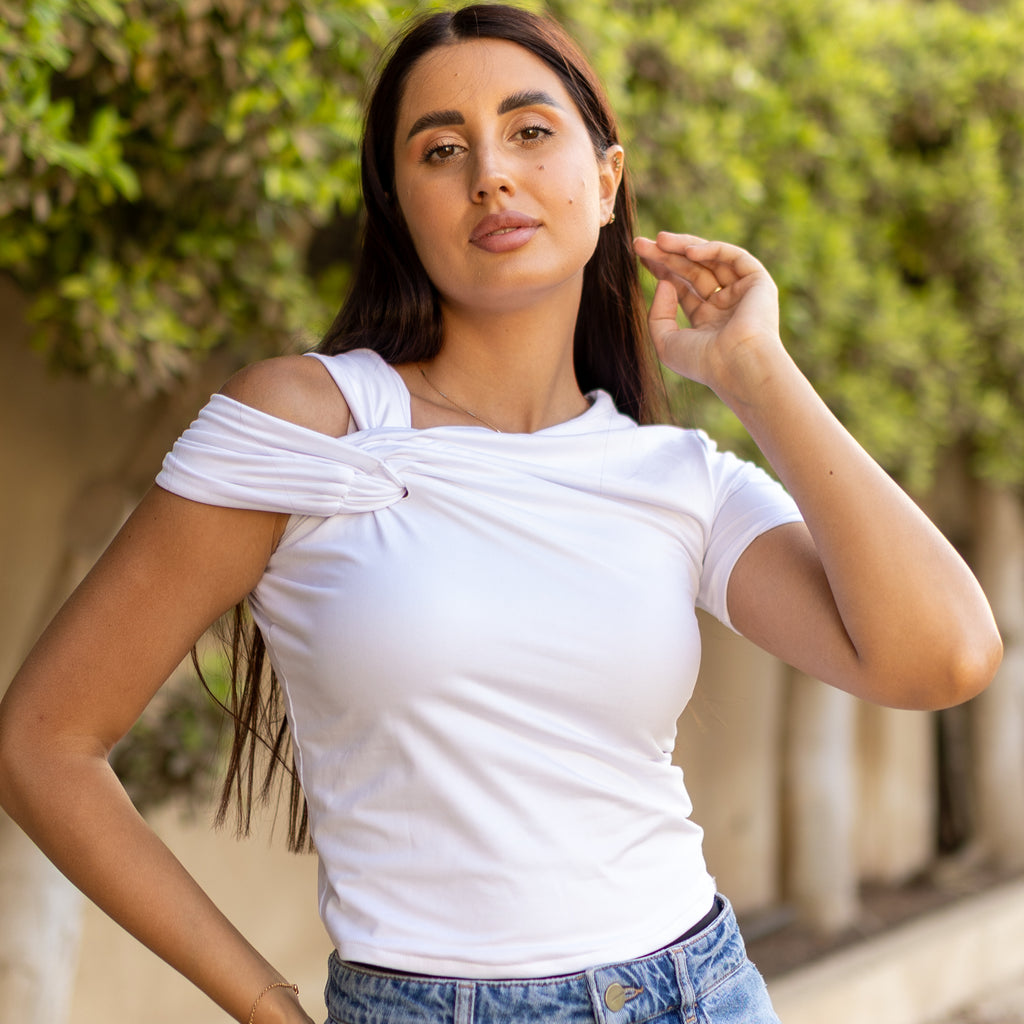 La Reine White Edge One-Shoulder Tee Basic Top