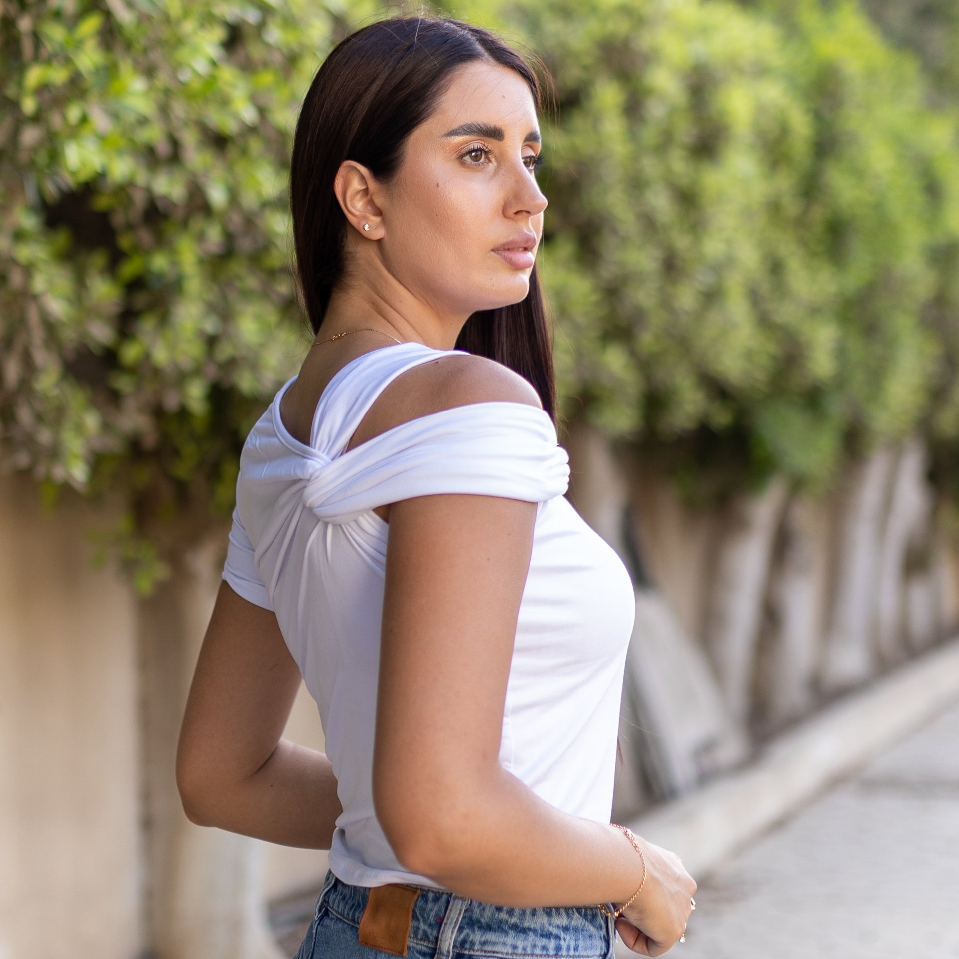 La Reine White Edge One-Shoulder Tee Basic Top