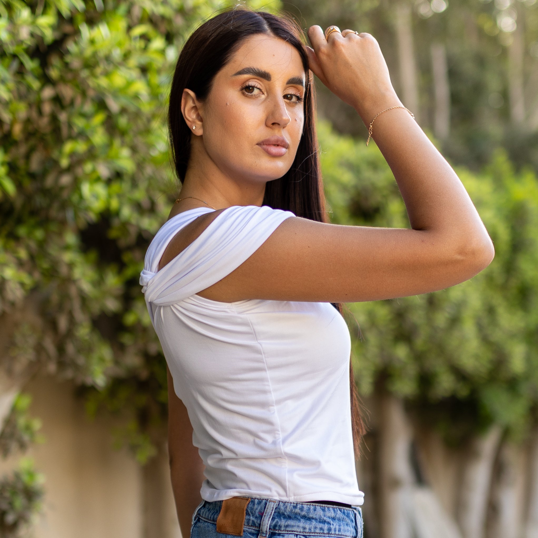 La Reine White Edge One-Shoulder Tee Basic Top