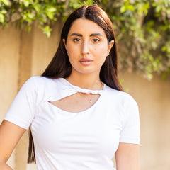 بلوزة بيضاء أنيقة بفتحات من La Reine 