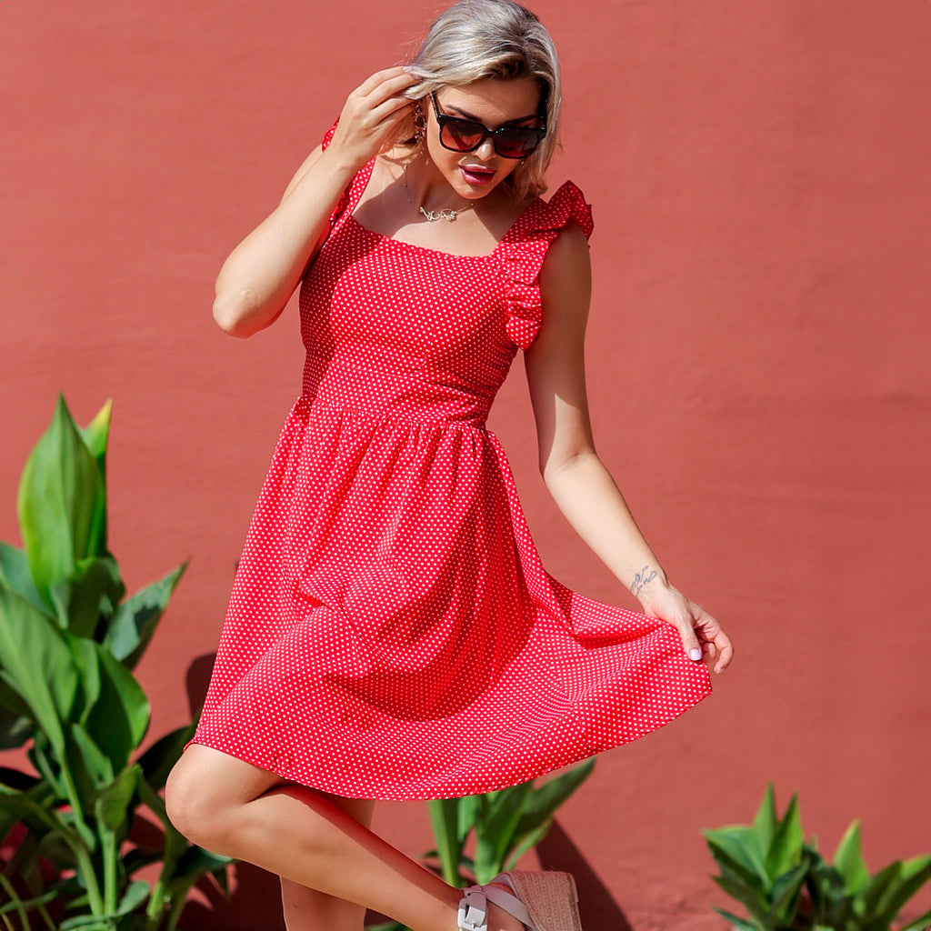 فستان أحمر منقط 