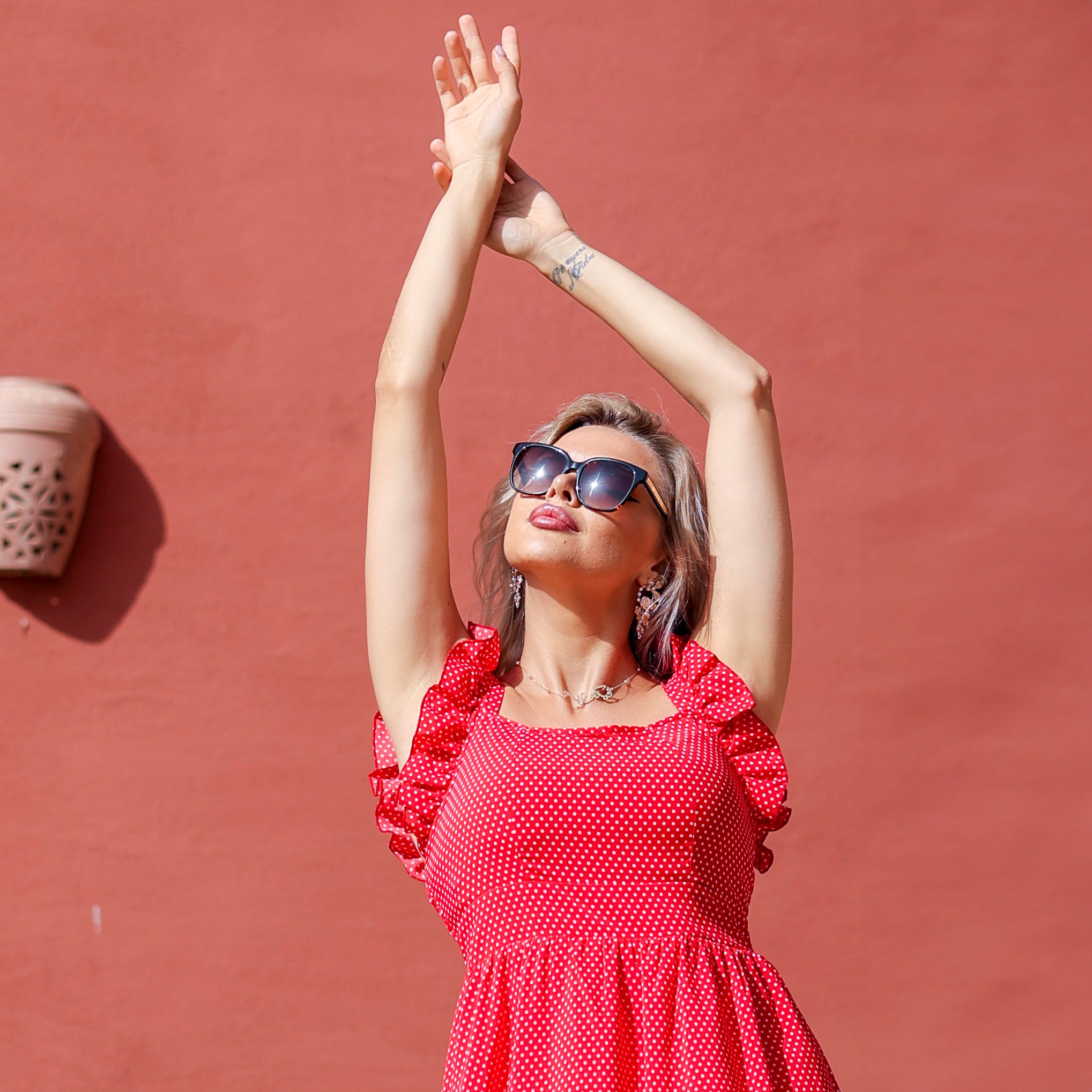 فستان أحمر منقط 