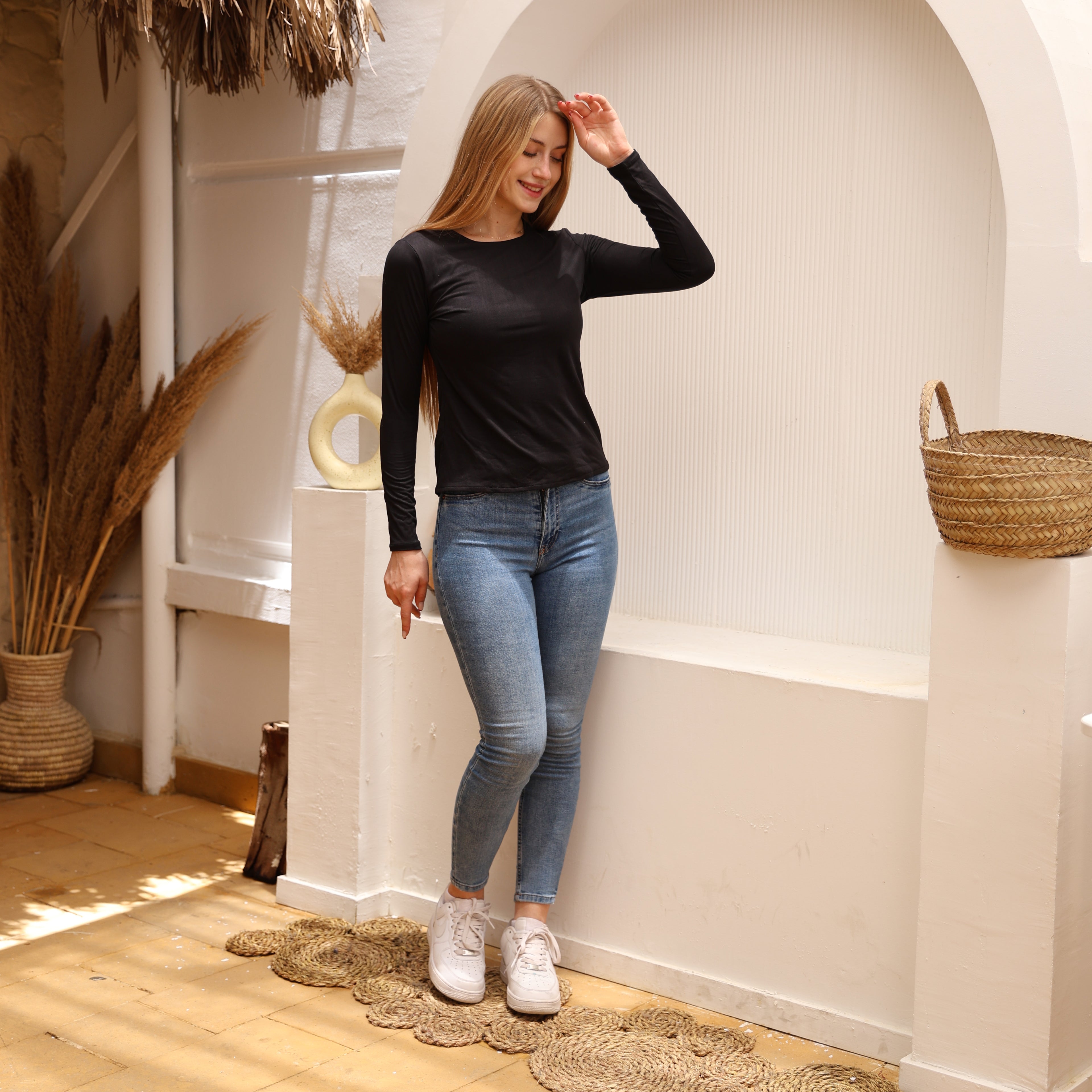 La Reine Black Round Neck Long Sleeve Basic Top