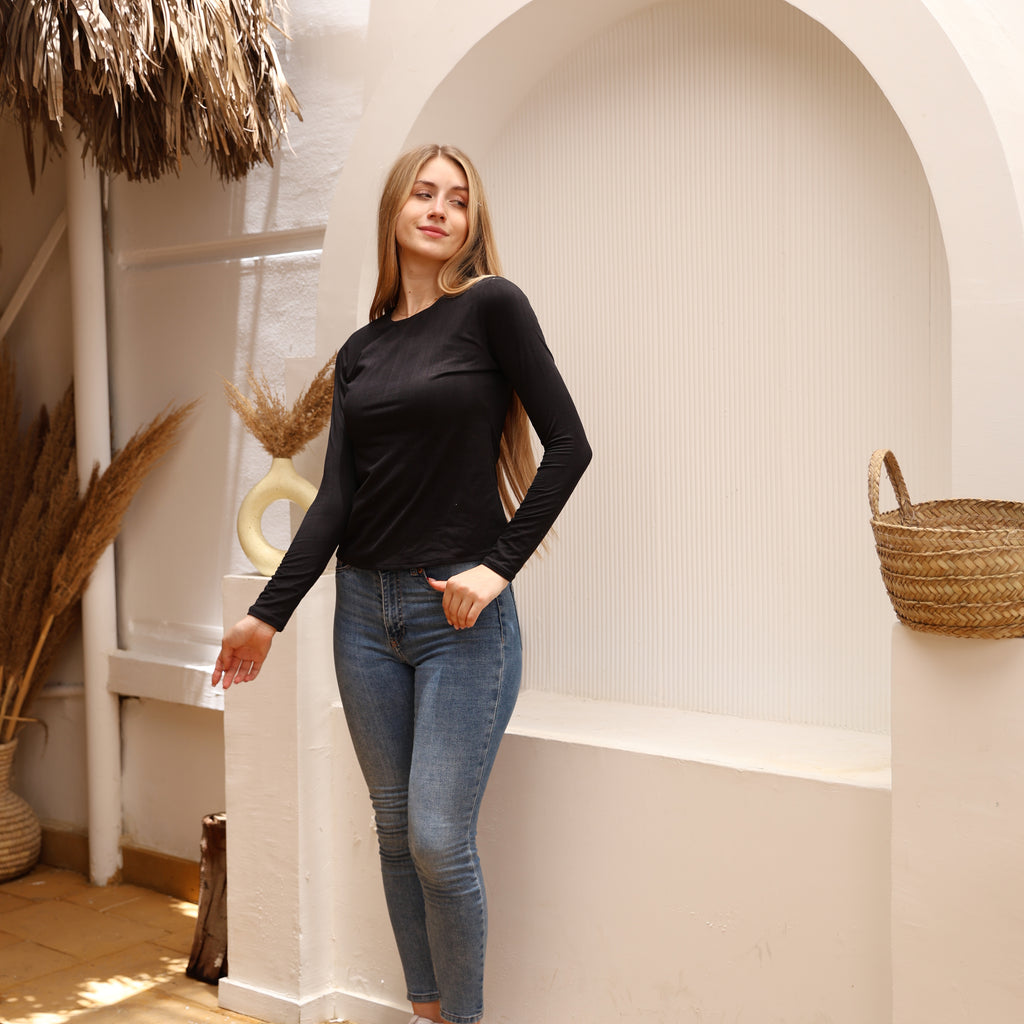 بلوزة أساسية سوداء بياقة دائرية وأكمام طويلة من La Reine 